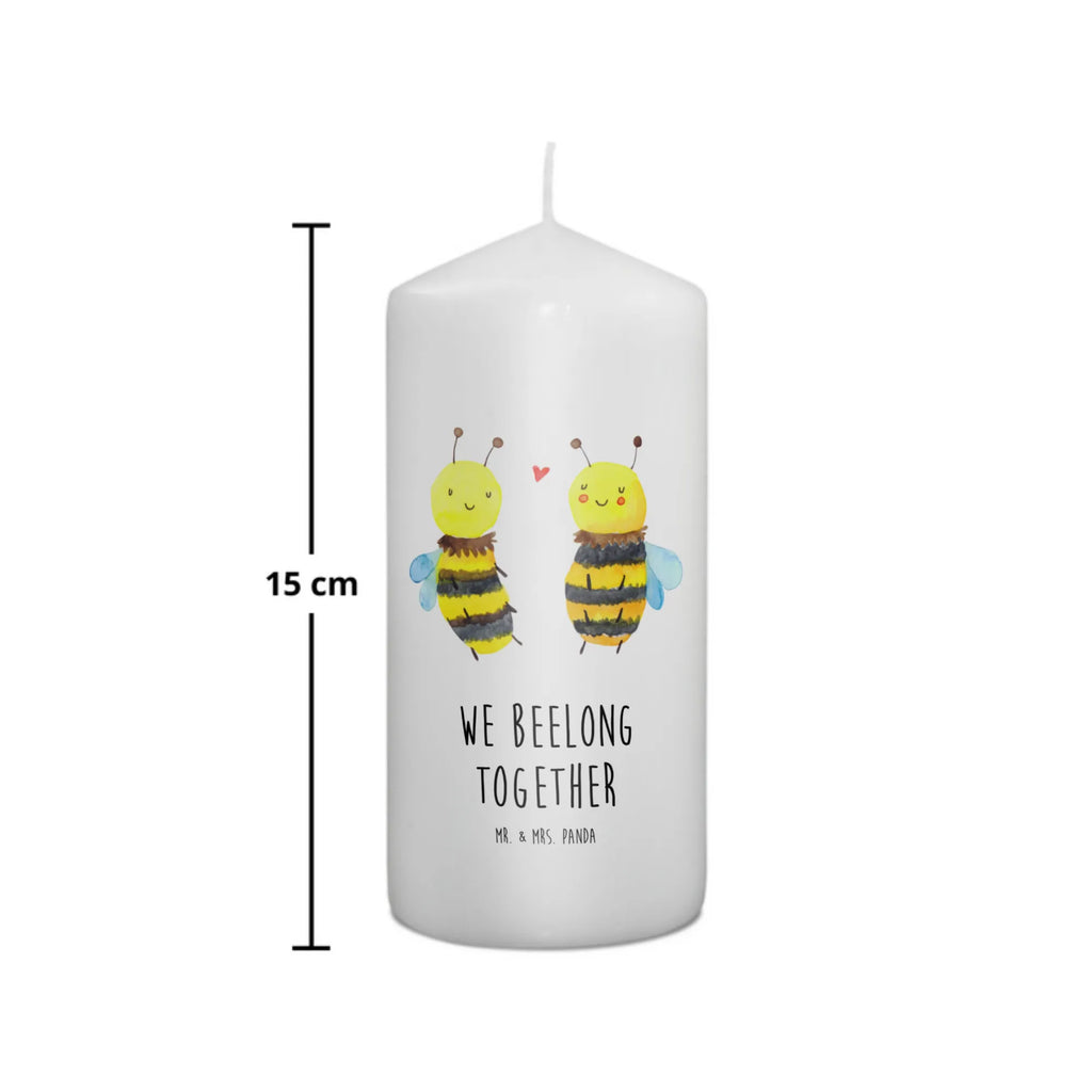 Candle bee In love Gartenkerze, Osterkerze, Kerze Mit Spruch, Kommunionskerze, Geburtstagskerze, Dekokerze, Dekorative Kerze, Tischkerze, Blockkerze, Bedruckte Kerze, Stumpenkerze, Tafelkerze, Erinnerungslicht, Handgemachte Kerze, Adventskerze, Erinnerungskerze, Schmuckkerze, Weihnachtskerze, Hochzeitskerze, Dinnerkerze, Zylinderkerze, Grosse Kerze, Wunschkerze, Kerze Mit Motiv, Geburtskerze, Laternenkerze, Wachskerze, Biene, Wespe, Hummel