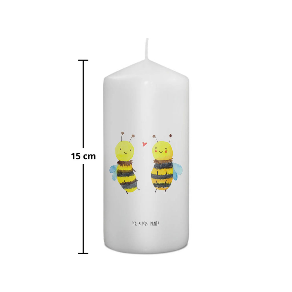 Candle bee In love Gartenkerze, Osterkerze, Kerze Mit Spruch, Kommunionskerze, Geburtstagskerze, Dekokerze, Dekorative Kerze, Tischkerze, Blockkerze, Bedruckte Kerze, Stumpenkerze, Tafelkerze, Erinnerungslicht, Handgemachte Kerze, Adventskerze, Erinnerungskerze, Schmuckkerze, Weihnachtskerze, Hochzeitskerze, Dinnerkerze, Zylinderkerze, Grosse Kerze, Wunschkerze, Kerze Mit Motiv, Geburtskerze, Laternenkerze, Wachskerze, Biene, Wespe, Hummel