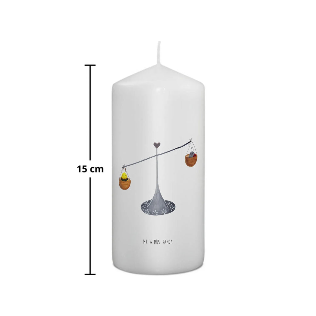 świeca Znak zodiaku waga Bedruckte Kerze, Wunschkerze, Kerze Mit Motiv, Osterkerze, Laternenkerze, Handgemachte Kerze, Blockkerze, Stumpenkerze, Gartenkerze, Tischkerze, Tafelkerze, Weihnachtskerze, Schmuckkerze, Zylinderkerze, Geburtstagskerze, Geburtskerze, Dekokerze, Grosse Kerze, Erinnerungslicht, Hochzeitskerze, Wachskerze, Adventskerze, Dekorative Kerze, Dinnerkerze, Kommunionskerze, Erinnerungskerze, Kerze Mit Spruch, Horoskop, Astrologie, Aszendent, Tierkreiszeichen, Sternzeichen, Geschenk Oktober, Geburtstag Oktober, Geburtstag September, Waage Geschenk, Waage Sternzeichen, Waage, Marienkäfer, Biene, Geschenk September, Gleichgewicht, Hummel