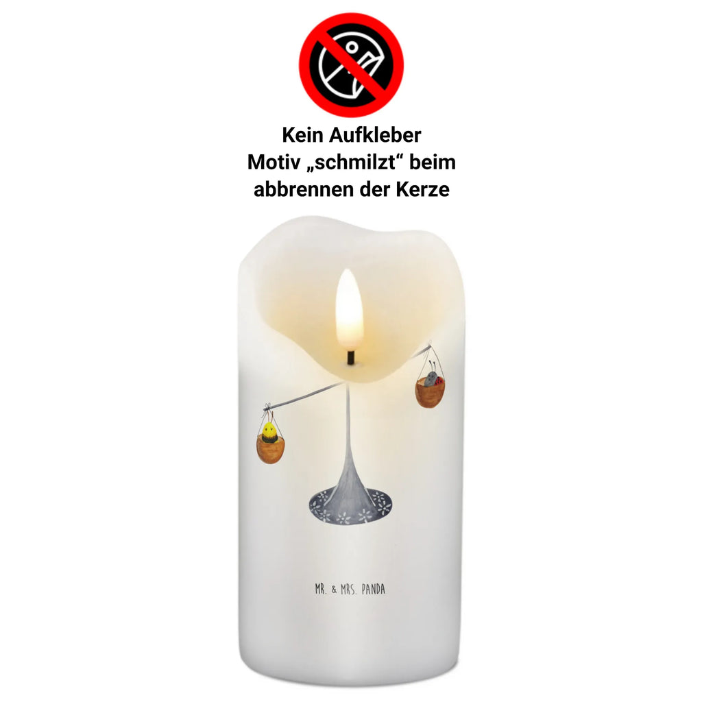 świeca Znak zodiaku waga Bedruckte Kerze, Wunschkerze, Kerze Mit Motiv, Osterkerze, Laternenkerze, Handgemachte Kerze, Blockkerze, Stumpenkerze, Gartenkerze, Tischkerze, Tafelkerze, Weihnachtskerze, Schmuckkerze, Zylinderkerze, Geburtstagskerze, Geburtskerze, Dekokerze, Grosse Kerze, Erinnerungslicht, Hochzeitskerze, Wachskerze, Adventskerze, Dekorative Kerze, Dinnerkerze, Kommunionskerze, Erinnerungskerze, Kerze Mit Spruch, Horoskop, Astrologie, Aszendent, Tierkreiszeichen, Sternzeichen, Geschenk Oktober, Geburtstag Oktober, Geburtstag September, Waage Geschenk, Waage Sternzeichen, Waage, Marienkäfer, Biene, Geschenk September, Gleichgewicht, Hummel