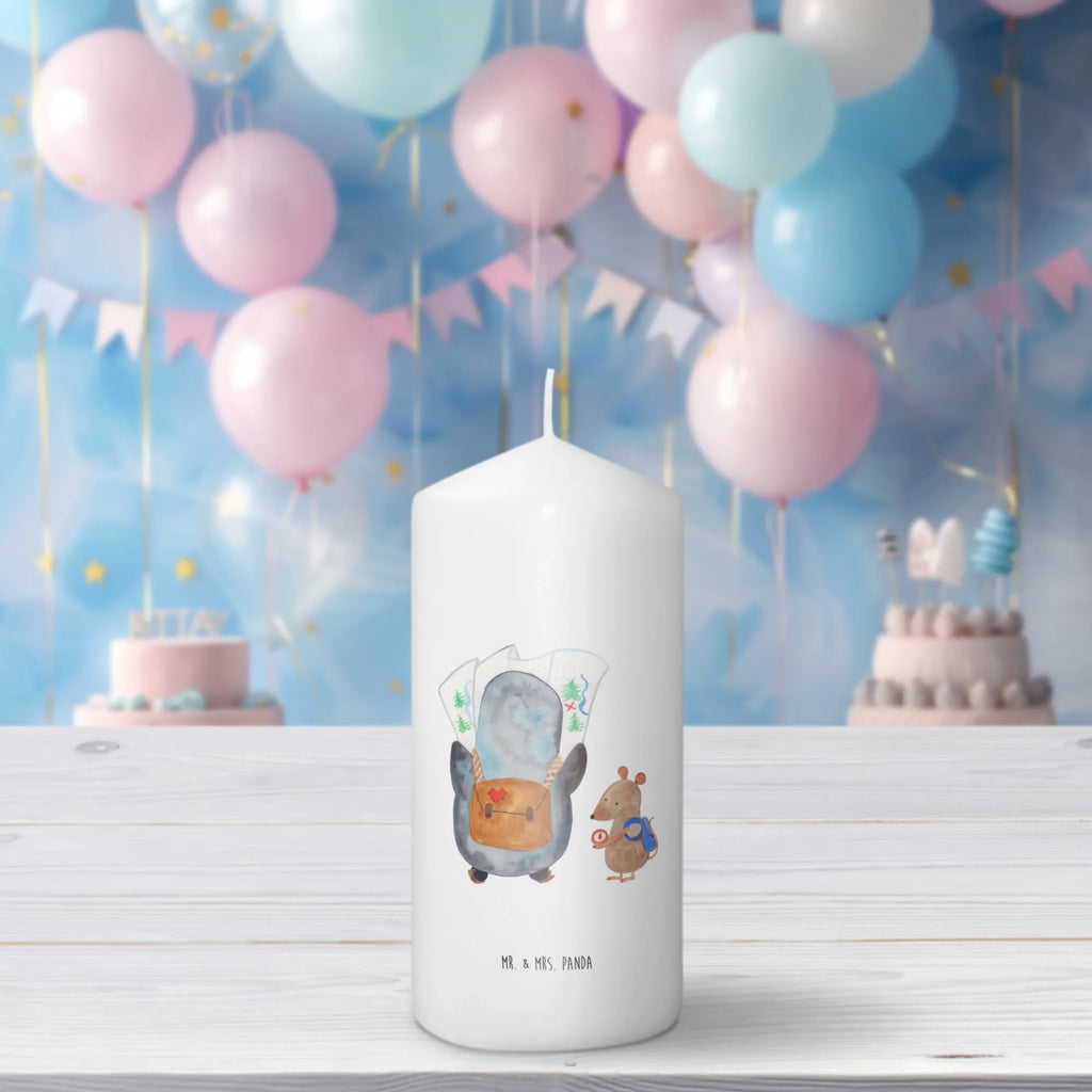 Kerze Pinguin & Maus Wanderer Zylinderkerze, Stumpenkerze, Gartenkerze, Geburtskerze, Wachskerze, Adventskerze, Dinnerkerze, Weihnachtskerze, Laternenkerze, Hochzeitskerze, Grosse Kerze, Wunschkerze, Handgemachte Kerze, Dekokerze, Kerze Mit Spruch, Tischkerze, Dekorative Kerze, Bedruckte Kerze, Geburtstagskerze, Schmuckkerze, Erinnerungslicht, Kommunionskerze, Osterkerze, Erinnerungskerze, Tafelkerze, Blockkerze, Kerze Mit Motiv, Pinguin, Roadtrip, Abenteuer, Pinguine, Wandern, Abenteurer, Ausflug, Wanderlust