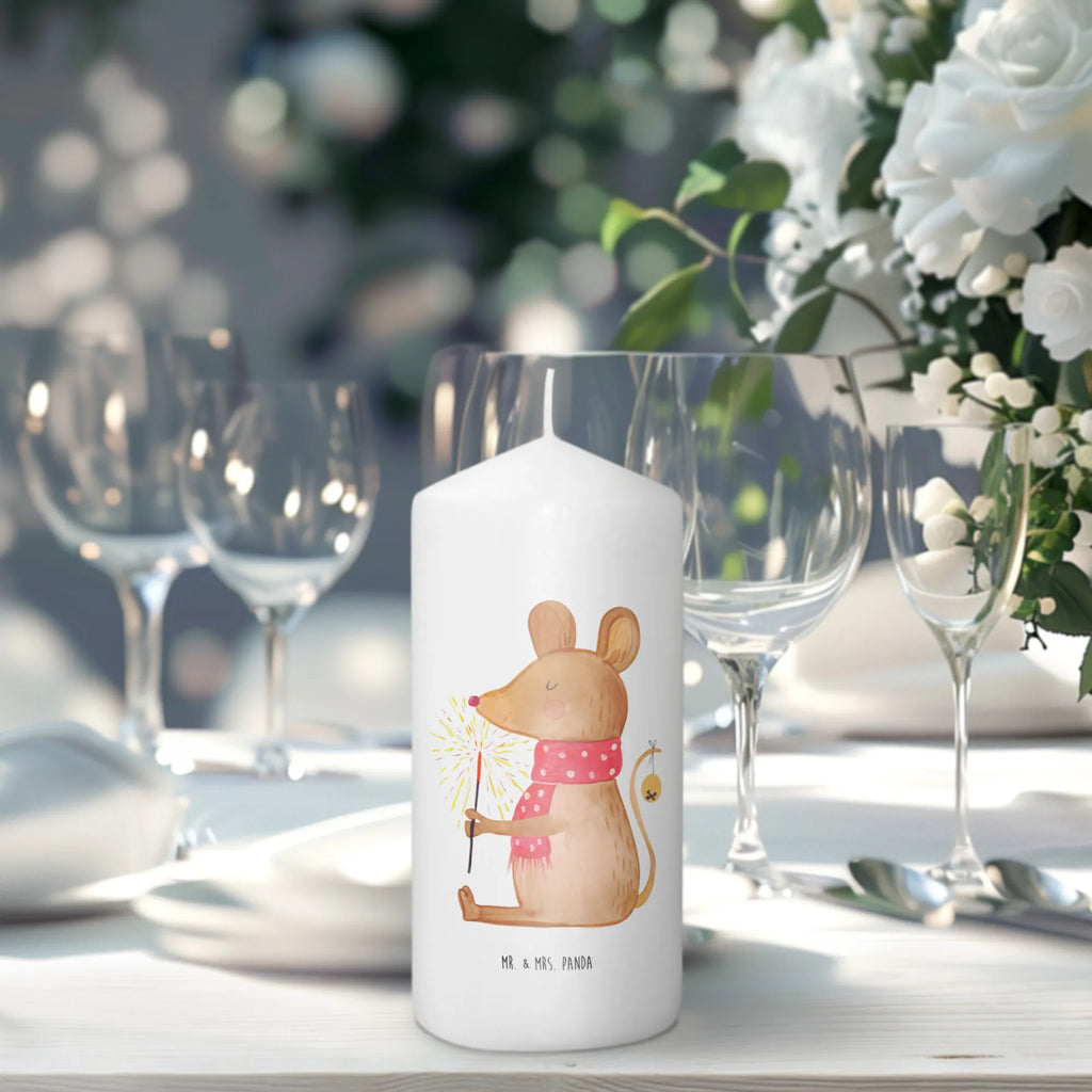 Kerze Weihnachtsmaus Handgemachte Kerze, Laternenkerze, Osterkerze, Tischkerze, Erinnerungskerze, Zylinderkerze, Geburtstagskerze, Wachskerze, Dekorative Kerze, Weihnachtskerze, Hochzeitskerze, Adventskerze, Tafelkerze, Dekokerze, Schmuckkerze, Kerze Mit Motiv, Geburtskerze, Gartenkerze, Wunschkerze, Kerze Mit Spruch, Bedruckte Kerze, Stumpenkerze, Dinnerkerze, Grosse Kerze, Erinnerungslicht, Blockkerze, Kommunionskerze, Weihnachten, Winter, Weihnachtsdeko, Nikolaus, Advent, Heiligabend, Wintermotiv, Maus, Mäuschen, Weihnachtswunder, Weihnachtsgruß, Weihnachtsmotiv, Frohe Weihnachten