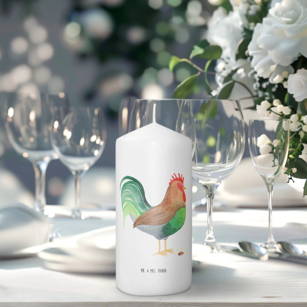 Kerze Hahn mit Korn Bedruckte Kerze, Adventskerze, Tischkerze, Dekorative Kerze, Weihnachtskerze, Gartenkerze, Dinnerkerze, Wunschkerze, Zylinderkerze, Wachskerze, Grosse Kerze, Kerze Mit Motiv, Handgemachte Kerze, Osterkerze, Geburtstagskerze, Erinnerungslicht, Tafelkerze, Kerze Mit Spruch, Dekokerze, Schmuckkerze, Blockkerze, Erinnerungskerze, Laternenkerze, Kommunionskerze, Stumpenkerze, Geburtskerze, Hochzeitskerze, Bauernhof, Hoftiere, Landwirt, Landwirtin, Eier, Korn, Hahn, Natur, Henne