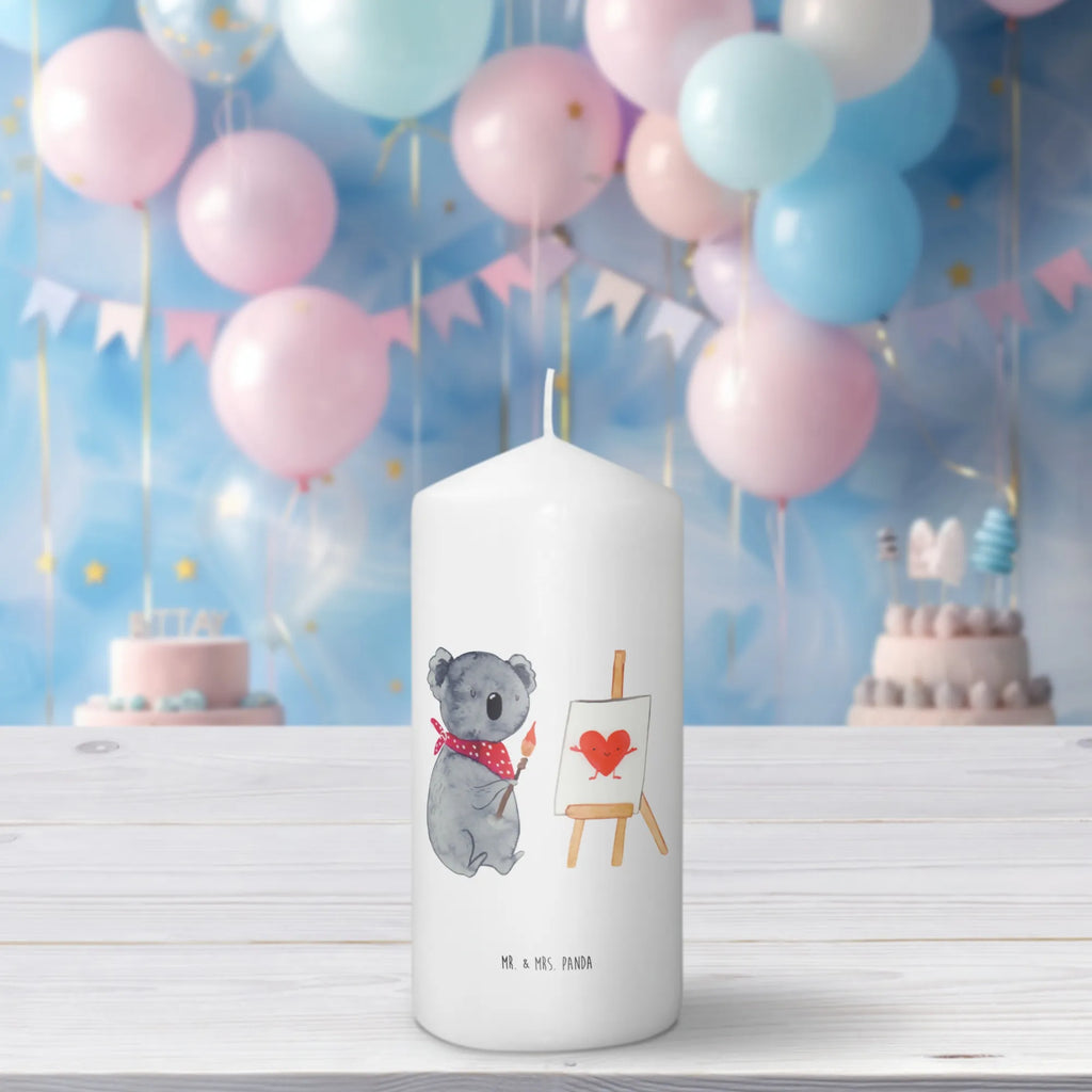 Kerze Koala Künstler Adventskerze, Stumpenkerze, Geburtstagskerze, Dekokerze, Osterkerze, Tischkerze, Kerze Mit Motiv, Erinnerungskerze, Erinnerungslicht, Dekorative Kerze, Weihnachtskerze, Geburtskerze, Hochzeitskerze, Grosse Kerze, Kerze Mit Spruch, Tafelkerze, Wunschkerze, Blockkerze, Kommunionskerze, Gartenkerze, Laternenkerze, Zylinderkerze, Bedruckte Kerze, Dinnerkerze, Schmuckkerze, Wachskerze, Handgemachte Kerze, Koalabär, Koala, Zeichnen, Liebensbeweis, Gefühle, Liebesgeschenk, Künstler, Liebe