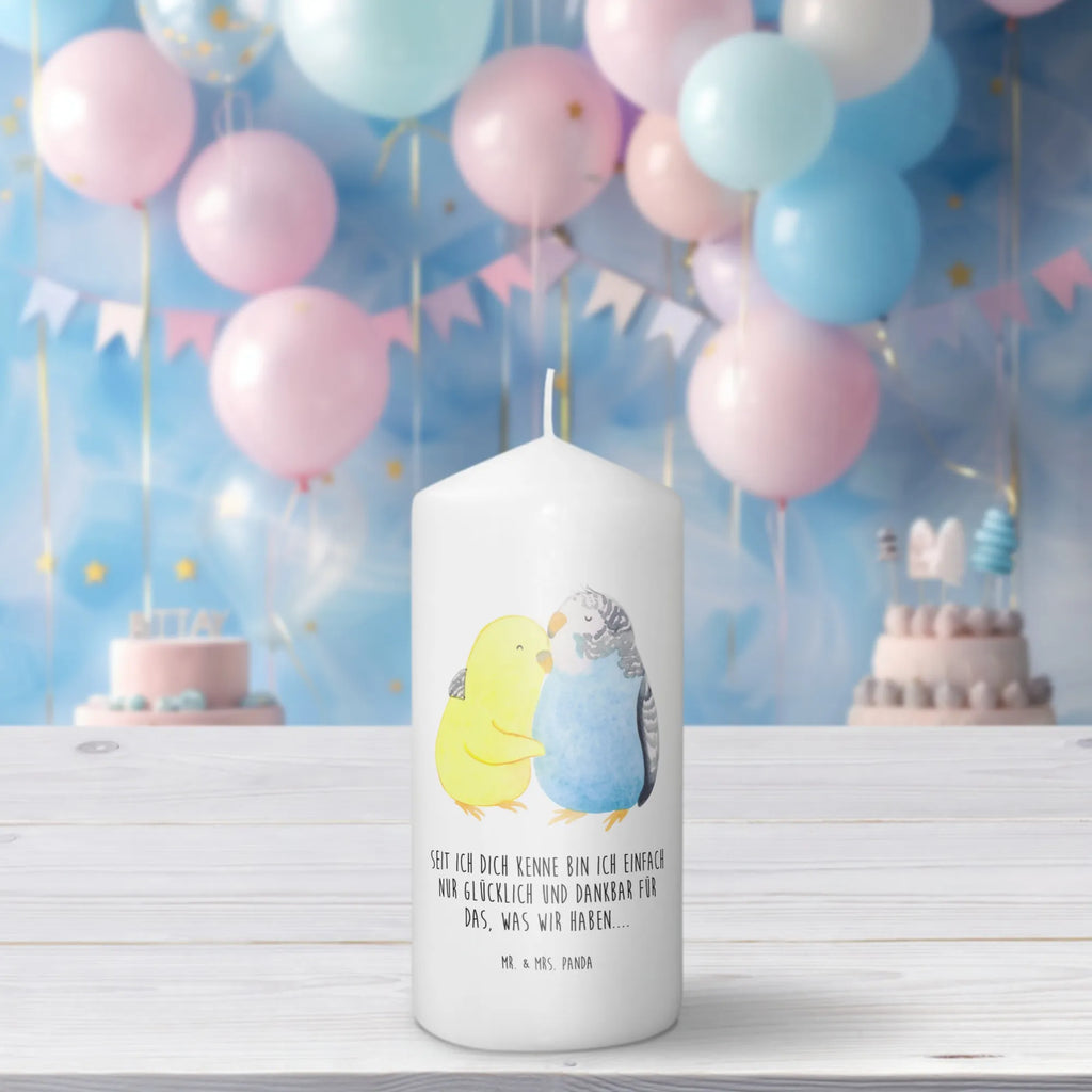 Candle Parakeets in love Metall-Kerze, Laternenkerze, Tafelkerze, Fair-Trade-Kerze, Kerze Für Geburtstag, Grabkerze, Dinnerkerzenpaar, Handgemachte Kerze, Kerze Für Taufe, Kerze Mit Fotoeinleger, Outdoor-Kerze, Kerze Mit Gravur, Kerze Mit Motiv, Kerze Für Hochzeit, Streukerze, Duftkerze, Kerze Mit Duft, Stumpenkerze, Votivkerze, Blockkerze, Kerze Als Gastgeschenk, Dinnerkerze, Sojawachskerze, Glas-Kerze, Kerze Mit Prägung, Gartenkerze, Stumpenkerzen-Set, Tischkerze, Kerze Für Weihnachten, Stearin­kerze, Trauerkerze, Kerze Für Advent, Kerze Für Ostern, Bio-Kerze, Handgegossene Kerze, Kerze Ohne Duft, Kerze Mit Namensgravur, Stabkerze, Kerze Für Firmung, Teelicht, Gedenkkerze, Grablicht, Kerze, Kerze Für Kommunion, Andachtskerze, Kerze Mit Spruch, Liebe, Partner, Freund, Freundin, Ehemann, Ehefrau, Heiraten, Verlobung, Heiratsantrag, Liebesgeschenk, Jahrestag, Hocheitstag, Vögel, Wellensittich, Vertrauen, Nähe, Kuscheln