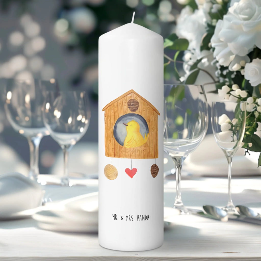 Kerze Vogelhaus sweet Home Geburtstagskerze, Grosse Kerze, Hochzeitskerze, Wachskerze, Kerze Mit Motiv, Zylinderkerze, Kommunionskerze, Dekorative Kerze, Tischkerze, Schmuckkerze, Erinnerungskerze, Handgemachte Kerze, Osterkerze, Adventskerze, Stumpenkerze, Geburtskerze, Bedruckte Kerze, Kerze Mit Spruch, Weihnachtskerze, Gartenkerze, Dekokerze, Laternenkerze, Tafelkerze, Blockkerze, Wunschkerze, Erinnerungslicht, Dinnerkerze, Gute Laune, Tiermotive, Tiere, Lustige Sprüche, Vogel, Einzugsgeschenk, Geschenk, Vogelhaus, Haus, Hausbau, Einzug, Home Sweet Home, Umzug