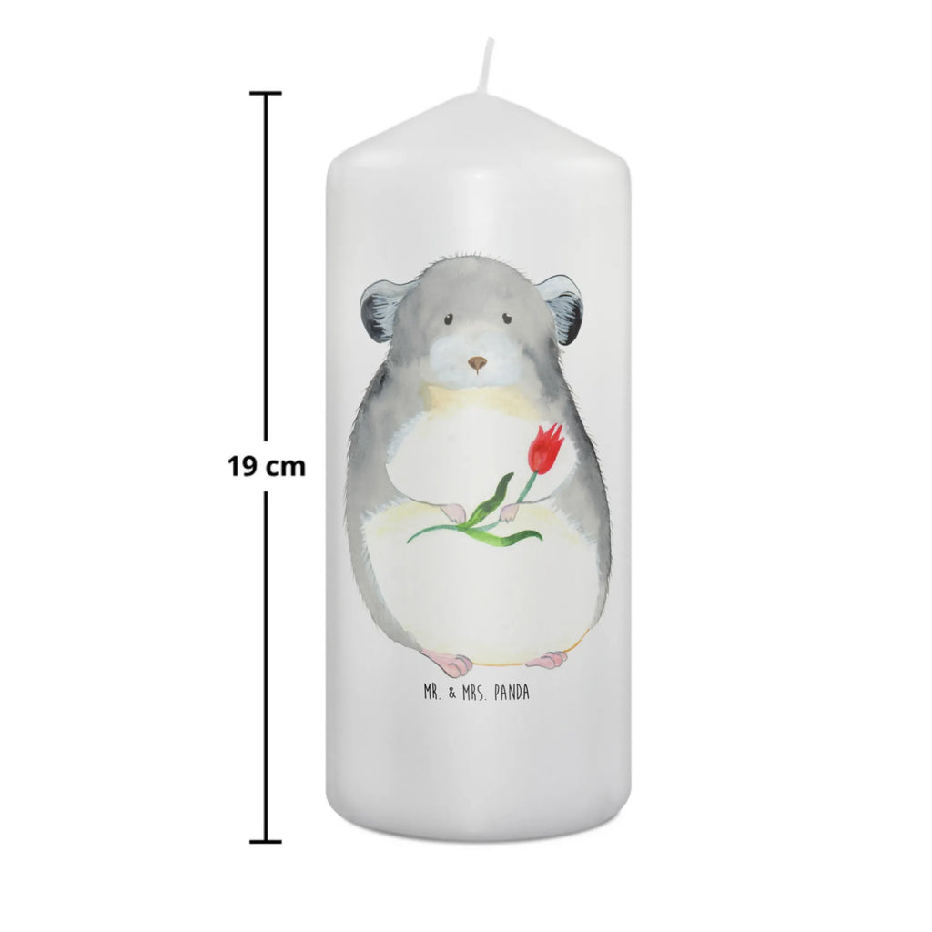 Kerze Chinchilla mit Blume Kerze Mit Motiv, Dinnerkerze, Stumpenkerze, Laternenkerze, Wunschkerze, Weihnachtskerze, Grosse Kerze, Osterkerze, Wachskerze, Kerze Mit Spruch, Dekokerze, Schmuckkerze, Bedruckte Kerze, Handgemachte Kerze, Dekorative Kerze, Gartenkerze, Hochzeitskerze, Kommunionskerze, Zylinderkerze, Erinnerungskerze, Geburtstagskerze, Blockkerze, Adventskerze, Geburtskerze, Erinnerungslicht, Tischkerze, Tafelkerze, Gute Laune, Tiermotive, Tiere, Lustige Sprüche, Liebeskummer, Chinchilla, Depressionen, Chinchillas, traurig sein, Kummer, Büro, Glücklichsein, Büroalltag, Chaos