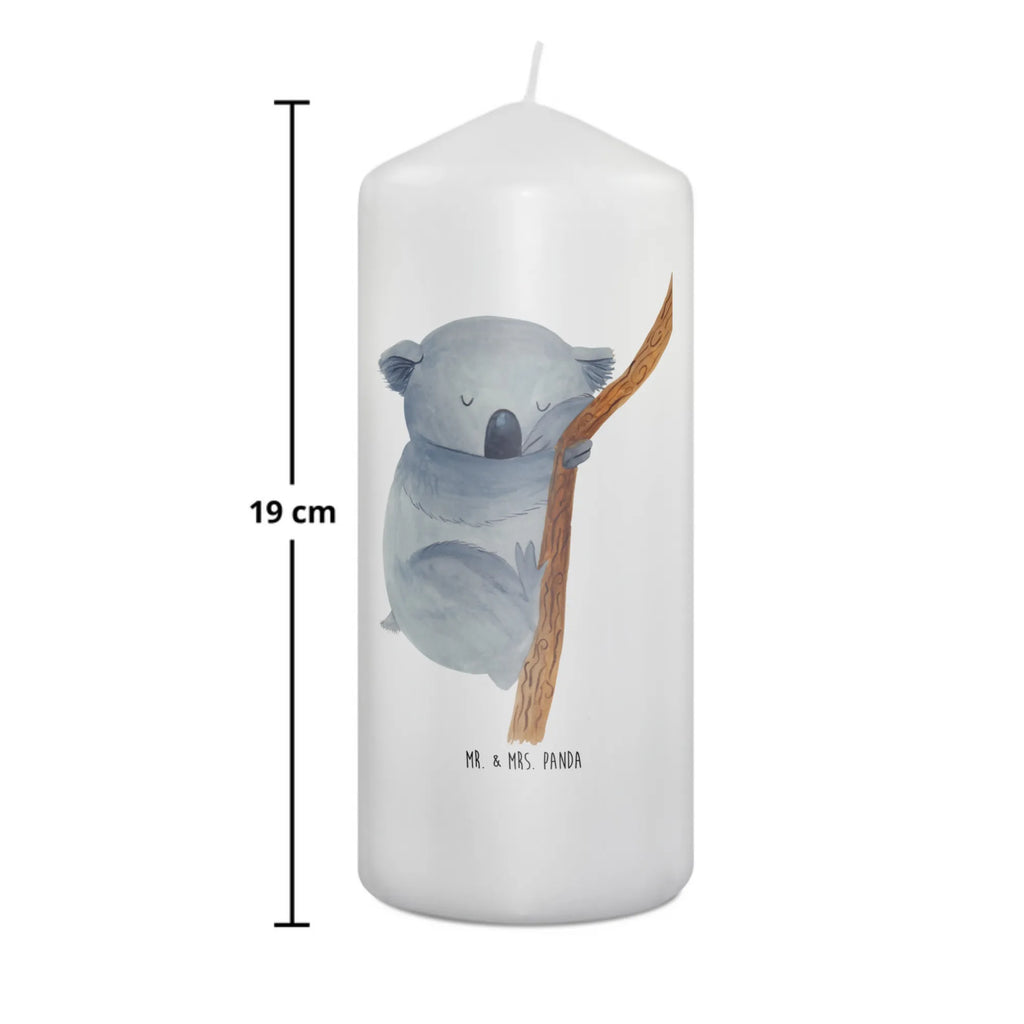 Kerze Koalabär Kerze Für Advent, Kerze Für Geburtstag, Metall-Kerze, Gedenkkerze, Gartenkerze, Glas-Kerze, Tafelkerze, Kerze Für Firmung, Kerze Mit Gravur, Andachtskerze, Laternenkerze, Dinnerkerzenpaar, Kerze Mit Duft, Kerze Für Weihnachten, Kerze Mit Fotoeinleger, Stearin­kerze, Outdoor-Kerze, Kerze Mit Namensgravur, Fair-Trade-Kerze, Stabkerze, Kerze Für Hochzeit, Dinnerkerze, Grabkerze, Kerze Für Ostern, Teelicht, Votivkerze, Grablicht, Kerze Für Kommunion, Handgemachte Kerze, Blockkerze, Tischkerze, Stumpenkerze, Streukerze, Kerze Mit Prägung, Kerze Als Gastgeschenk, Trauerkerze, Kerze, Stumpenkerzen-Set, Kerze Mit Motiv, Duftkerze, Bio-Kerze, Kerze Ohne Duft, Kerze Mit Spruch, Kerze Für Taufe, Sojawachskerze, Handgegossene Kerze, Tiermotive, Gute Laune, lustige Sprüche, Tiere, Koalabär, Koala, träumen, Traum, Bär, Traumland, schlafen, Schlafzimmer