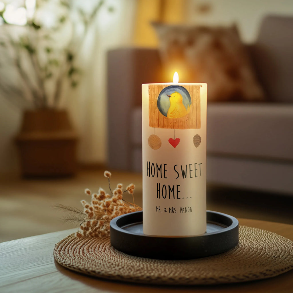 Kerze Vogelhaus sweet Home Geburtstagskerze, Grosse Kerze, Hochzeitskerze, Wachskerze, Kerze Mit Motiv, Zylinderkerze, Kommunionskerze, Dekorative Kerze, Tischkerze, Schmuckkerze, Erinnerungskerze, Handgemachte Kerze, Osterkerze, Adventskerze, Stumpenkerze, Geburtskerze, Bedruckte Kerze, Kerze Mit Spruch, Weihnachtskerze, Gartenkerze, Dekokerze, Laternenkerze, Tafelkerze, Blockkerze, Wunschkerze, Erinnerungslicht, Dinnerkerze, Gute Laune, Tiermotive, Tiere, Lustige Sprüche, Vogel, Einzugsgeschenk, Geschenk, Vogelhaus, Haus, Hausbau, Einzug, Home Sweet Home, Umzug