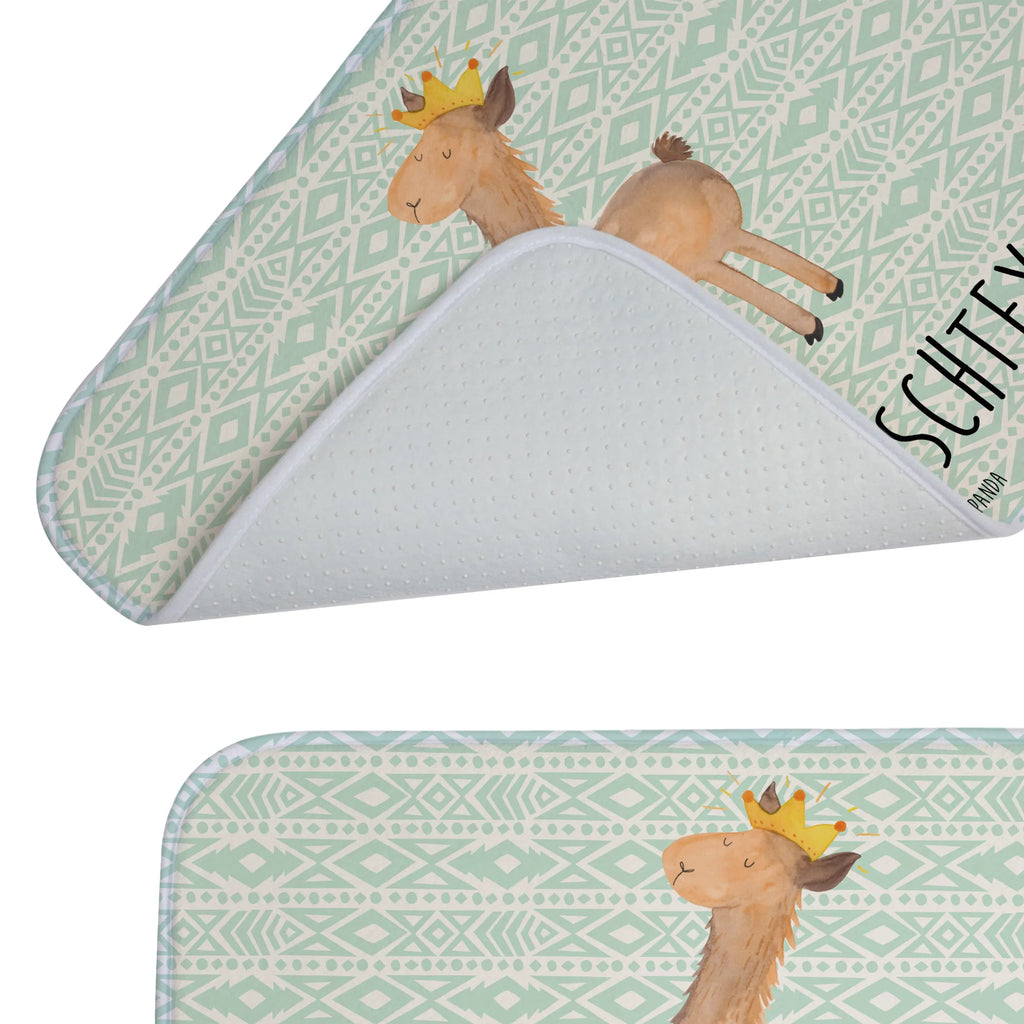 Personalisierter Badvorleger Lama König Badvorleger Gäste-WC Personalisiert, Rechteckiger Badvorleger Mit Namen, Badvorleger Klassisch Mit Wunschtext, Badematten Set Personalisiert, Badvorleger Design Mit Gravur, Waschbarer Badvorleger Mit Namen, Badvorleger Weiß Mit Namen, Saugfähiger Badvorleger Mit Wunschtext, Badvorleger Für Badewanne Mit Namen, Badvorleger Nachhaltig Mit Namen, Webegeschenk mit Firmennamen, Badvorleger Schwarz Mit Wunschtext, Badvorleger Gemustert Mit Wunschtext, Badezimmermatte Mit Wunschtext, Badezimmerteppich Personalisiert, Badvorleger Groß Mit Wunschtext, Badvorleger Mit Wunschtext, Badgarnitur Mit Wunschtext, Badvorleger Baumwolle Mit Namen, Badvorleger Selbst Gestalten, Werbegeschenk mit Text, Badmatte Waschbar Mit Wunschtext, Badvorleger Mit Bestickung, Badvorleger Modern Mit Namen, Badläufer Mit Namen, Runder Badvorleger Personalisiert, Badvorleger Mit Namen, Rutschfester Badvorleger Mit Namen, Badezimmer Matte Mit Namen, Badvorleger Für Dusche Mit Wunschtext, Badvorleger Klein Mit Namen, Badvorleger Mit Gravur, Teppich Fürs Bad Mit Namen, Badematte Rutschfest Mit Namen, Personaliserter Badvorleger, Badvorleger Mikrofaser Personalisiert, Badematte Mit Namen, Badvorleger Vintage Mit Namen, Badteppich Mit Wunschtext, Badvorleger Mit Initialen, Weicher Badvorleger Mit Wunschtext, Duschvorleger Mit Namen, Bad Fußmatte Personalisiert, Lama, Alpaka, Vorgesetzter, Mama, Abitur, Chef, Büro Kollege, König, Kollegin, Papa, Freundin, Königin, Lamas, Abi