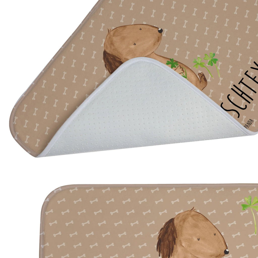 Personalisierter Badvorleger Hund Kleeblatt Badvorleger Für Dusche Mit Wunschtext, Badvorleger Für Badewanne Mit Namen, Badvorleger Klein Mit Namen, Badematte Mit Namen, Badvorleger Baumwolle Mit Namen, Badezimmermatte Mit Wunschtext, Badvorleger Modern Mit Namen, Bad Fußmatte Personalisiert, Runder Badvorleger Personalisiert, Badvorleger Nachhaltig Mit Namen, Badezimmerteppich Personalisiert, Badematten Set Personalisiert, Badezimmer Matte Mit Namen, Personaliserter Badvorleger, Badvorleger Mit Wunschtext, Badvorleger Design Mit Gravur, Waschbarer Badvorleger Mit Namen, Badvorleger Groß Mit Wunschtext, Badmatte Waschbar Mit Wunschtext, Badvorleger Gäste-WC Personalisiert, Badematte Rutschfest Mit Namen, Weicher Badvorleger Mit Wunschtext, Badteppich Mit Wunschtext, Badvorleger Mit Gravur, Rutschfester Badvorleger Mit Namen, Duschvorleger Mit Namen, Badvorleger Klassisch Mit Wunschtext, Badvorleger Weiß Mit Namen, Badvorleger Gemustert Mit Wunschtext, Badläufer Mit Namen, Rechteckiger Badvorleger Mit Namen, Badvorleger Vintage Mit Namen, Webegeschenk mit Firmennamen, Badgarnitur Mit Wunschtext, Saugfähiger Badvorleger Mit Wunschtext, Badvorleger Schwarz Mit Wunschtext, Badvorleger Mit Initialen, Teppich Fürs Bad Mit Namen, Badvorleger Mit Bestickung, Werbegeschenk mit Text, Badvorleger Mikrofaser Personalisiert, Badvorleger Mit Namen, Badvorleger Selbst Gestalten, Hund, Hundemotiv, Haustier, Hunderasse, Tierliebhaber, Hundebesitzer, Sprüche, Glücksbringer, Geschenk, Achtsamkeit, Kleeblatt, Neuanfang, Glück, Selbstliebe, Tagträume, Motivation