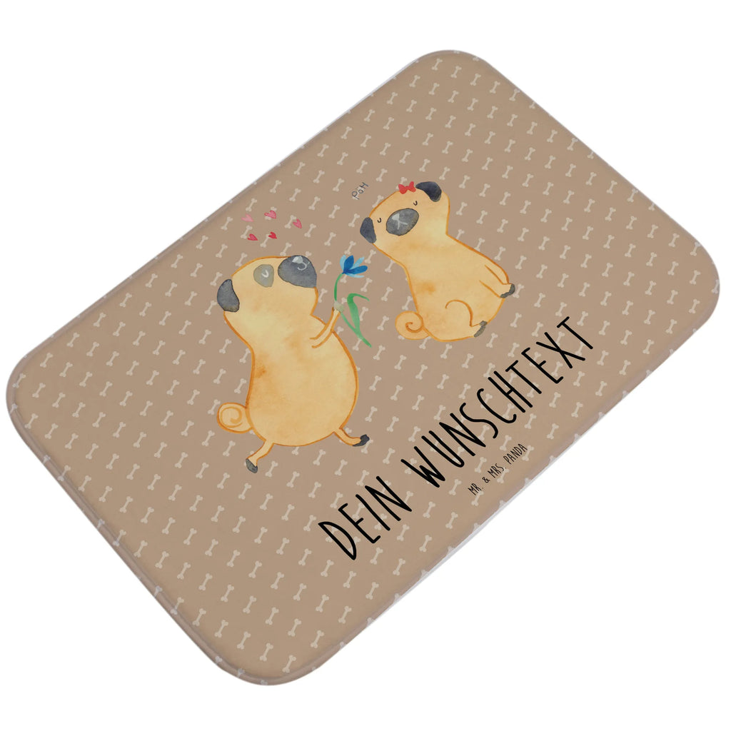 Personalisierte Badematte Mops Verliebt Rechteckiger Badvorleger Mit Namen, Badezimmerteppich Personalisiert, Badläufer Mit Namen, Badvorleger Mit Namen, Badvorleger Selbst Gestalten, Waschbarer Badvorleger Mit Namen, Badvorleger Modern Mit Namen, Werbegeschenk mit Text, Badvorleger Mikrofaser Personalisiert, Badvorleger Baumwolle Mit Namen, Badvorleger Für Dusche Mit Wunschtext, Badvorleger Vintage Mit Namen, Badvorleger Design Mit Gravur, Runder Badvorleger Personalisiert, Badvorleger Groß Mit Wunschtext, Badvorleger Mit Wunschtext, Bad Fußmatte Personalisiert, Personaliserter Badvorleger, Webegeschenk mit Firmennamen, Duschvorleger Mit Namen, Badvorleger Weiß Mit Namen, Badematte Rutschfest Mit Namen, Badgarnitur Mit Wunschtext, Badteppich Mit Wunschtext, Weicher Badvorleger Mit Wunschtext, Badvorleger Für Badewanne Mit Namen, Badvorleger Mit Gravur, Badvorleger Klassisch Mit Wunschtext, Badezimmermatte Mit Wunschtext, Badvorleger Klein Mit Namen, Badvorleger Schwarz Mit Wunschtext, Badvorleger Gäste-WC Personalisiert, Badematten Set Personalisiert, Badvorleger Nachhaltig Mit Namen, Badvorleger Mit Bestickung, Badvorleger Mit Initialen, Badvorleger Gemustert Mit Wunschtext, Badmatte Waschbar Mit Wunschtext, Badezimmer Matte Mit Namen, Rutschfester Badvorleger Mit Namen, Badematte Mit Namen, Saugfähiger Badvorleger Mit Wunschtext, Teppich Fürs Bad Mit Namen, Hund, Hundemotiv, Haustier, Hunderasse, Tierliebhaber, Hundebesitzer, Sprüche, Hundeliebe, Liebesspruch. Verlobt, Geschenk Freund, Liebe, verliebt, Möpse, Mops, Partner