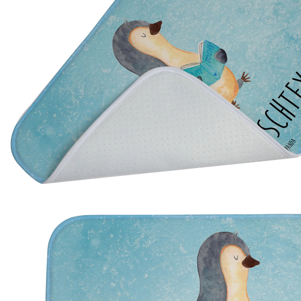 Personalised bath mat Penguin A book Bad Fußmatte Personalisiert, Badvorleger Mit Bestickung, Badvorleger Gäste-WC Personalisiert, Badvorleger Vintage Mit Namen, Werbegeschenk mit Text, Rechteckiger Badvorleger Mit Namen, Badläufer Mit Namen, Badvorleger Schwarz Mit Wunschtext, Runder Badvorleger Personalisiert, Badezimmer Matte Mit Namen, Badvorleger Gemustert Mit Wunschtext, Badvorleger Klein Mit Namen, Teppich Fürs Bad Mit Namen, Badvorleger Für Dusche Mit Wunschtext, Badezimmermatte Mit Wunschtext, Badvorleger Modern Mit Namen, Rutschfester Badvorleger Mit Namen, Weicher Badvorleger Mit Wunschtext, Badvorleger Baumwolle Mit Namen, Badteppich Mit Wunschtext, Waschbarer Badvorleger Mit Namen, Badmatte Waschbar Mit Wunschtext, Badvorleger Weiß Mit Namen, Duschvorleger Mit Namen, Personaliserter Badvorleger, Badezimmerteppich Personalisiert, Badvorleger Selbst Gestalten, Badvorleger Klassisch Mit Wunschtext, Webegeschenk mit Firmennamen, Saugfähiger Badvorleger Mit Wunschtext, Badvorleger Für Badewanne Mit Namen, Badgarnitur Mit Wunschtext, Badematten Set Personalisiert, Badvorleger Nachhaltig Mit Namen, Badvorleger Mit Gravur, Badvorleger Mit Namen, Badvorleger Mikrofaser Personalisiert, Badematte Mit Namen, Badvorleger Groß Mit Wunschtext, Badvorleger Mit Initialen, Badematte Rutschfest Mit Namen, Badvorleger Mit Wunschtext, Badvorleger Design Mit Gravur, Pinguin, Faulenzen, Pinguine, Nichtstun, Buch, Freizeit, Bücherwurm, Lesen, Urlaub, Ferien