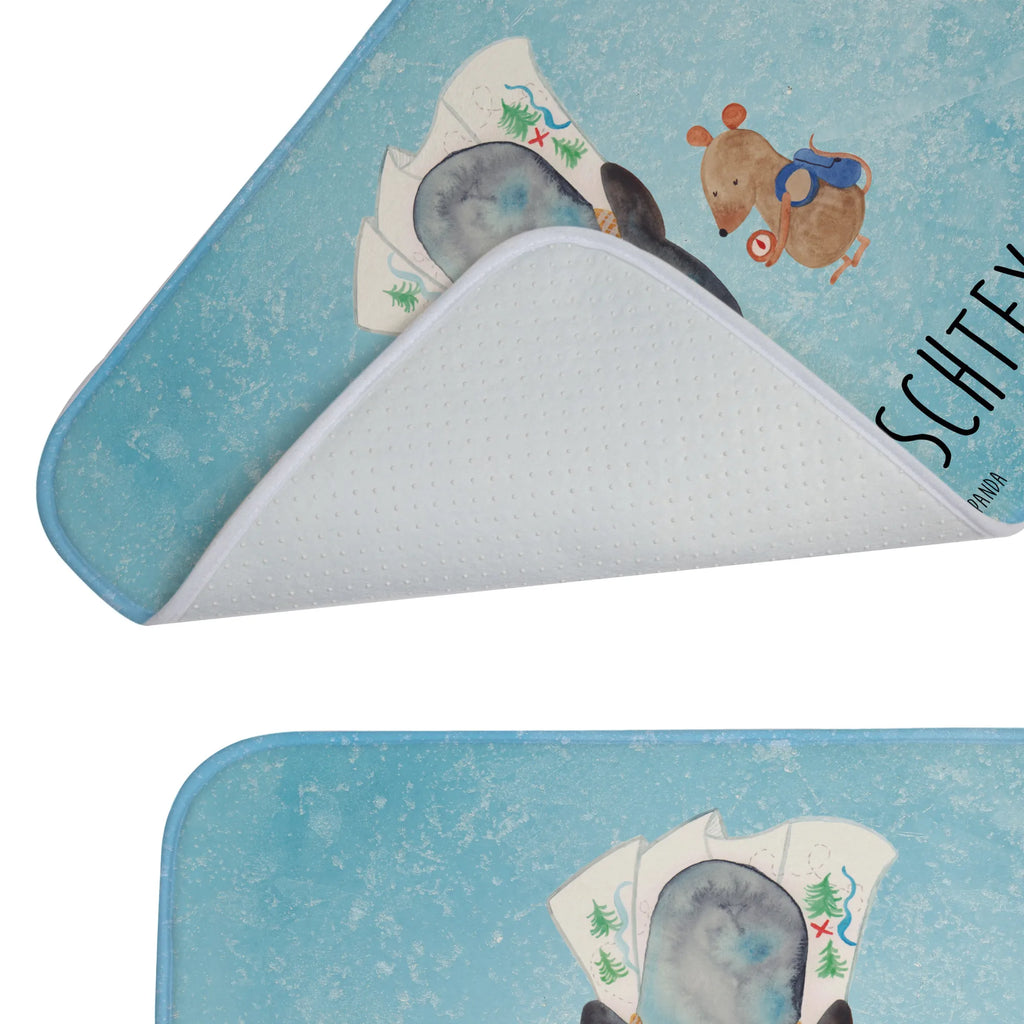 Personalisierter Badvorleger Pinguin & Maus Wanderer Personaliserter Badvorleger, Badvorleger Gemustert Mit Wunschtext, Badvorleger Modern Mit Namen, Badvorleger Groß Mit Wunschtext, Werbegeschenk mit Text, Badgarnitur Mit Wunschtext, Bad Teppich, Badvorleger Mit Wunschtext, Saugfähiger Badvorleger Mit Wunschtext, Bad Fußmatte Personalisiert, Badläufer Mit Namen, Teppich Fürs Bad Mit Namen, Runder Badvorleger Personalisiert, Badvorleger Klein Mit Namen, Badematte Rutschfest Mit Namen, Badezimmer Matte Mit Namen, Waschbarer Badvorleger Mit Namen, Badvorleger Nachhaltig Mit Namen, Rutschfester Badvorleger Mit Namen, Badvorleger Mit Bestickung, Badvorleger Vintage Mit Namen, Badmatte Waschbar Mit Wunschtext, Badvorleger Für Badewanne Mit Namen, Weicher Badvorleger Mit Wunschtext, Badvorleger Klassisch Mit Wunschtext, Badvorleger Baumwolle Mit Namen, Badvorleger Weiß Mit Namen, Badematte Mit Namen, Badematten Set Personalisiert, Badvorleger Design Mit Gravur, Duschvorlage, Badtextilien, Badvorleger Mit Namen, Badezimmerteppich Personalisiert, Badteppich Mit Wunschtext, Badvorleger Schwarz Mit Wunschtext, Badvorleger Mit Initialen, Duschvorleger Mit Namen, Webegeschenk mit Firmennamen, Rechteckiger Badvorleger Mit Namen, Badvorleger Mit Gravur, Badezimmermatte Mit Wunschtext, Badvorleger Für Dusche Mit Wunschtext, Badvorleger Selbst Gestalten, Badvorleger Gäste-WC Personalisiert, Badvorleger Mikrofaser Personalisiert, Pinguin, Abenteurer, Roadtrip, Wandern, Wanderlust, Abenteuer, Ausflug, Pinguine