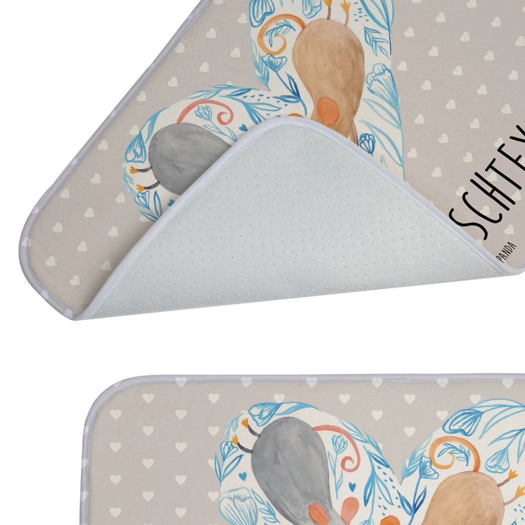 Personalisierter Badvorleger Mäuse Herz Weicher Badvorleger Mit Wunschtext, Teppich Fürs Bad Mit Namen, Badvorleger Mit Namen, Runder Badvorleger Personalisiert, Saugfähiger Badvorleger Mit Wunschtext, Badvorleger Klassisch Mit Wunschtext, Bad Fußmatte Personalisiert, Badvorleger Modern Mit Namen, Badezimmermatte Mit Wunschtext, Badvorleger Mikrofaser Personalisiert, Personaliserter Badvorleger, Badvorleger Für Dusche Mit Wunschtext, Badteppich Mit Wunschtext, Badvorleger Für Badewanne Mit Namen, Waschbarer Badvorleger Mit Namen, Duschvorleger Mit Namen, Badvorleger Schwarz Mit Wunschtext, Badvorleger Klein Mit Namen, Badvorleger Nachhaltig Mit Namen, Badvorleger Mit Wunschtext, Rutschfester Badvorleger Mit Namen, Badvorleger Groß Mit Wunschtext, Badematte Mit Namen, Badvorleger Gäste-WC Personalisiert, Badvorleger Mit Bestickung, Badezimmerteppich Personalisiert, Badvorleger Mit Gravur, Rechteckiger Badvorleger Mit Namen, Badezimmer Matte Mit Namen, Badematte Rutschfest Mit Namen, Badvorleger Baumwolle Mit Namen, Badematten Set Personalisiert, Badvorleger Design Mit Gravur, Webegeschenk mit Firmennamen, Badvorleger Gemustert Mit Wunschtext, Badgarnitur Mit Wunschtext, Badläufer Mit Namen, Badvorleger Selbst Gestalten, Badmatte Waschbar Mit Wunschtext, Badvorleger Vintage Mit Namen, Badvorleger Weiß Mit Namen, Badvorleger Mit Initialen, Werbegeschenk mit Text, Liebe, Partner, Freund, Freundin, Ehemann, Ehefrau, Heiraten, Verlobung, Heiratsantrag, Liebesgeschenk, Jahrestag, Hocheitstag, Lieblingsmensch, Mäuse, Geschenk für zwei, Maus, Liebesbotschaft, Love, Hochzeit, Gemeinsamkeit, Liebesbeweis