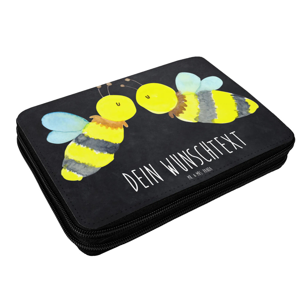 Personalisierte Federmappe Biene Liebe Federmäppchen bedruckt, PersonalisierteS Stifte Etui, Kind, Schule, Stiftemappe mit Namen, Büro Stifte Etui, Federmappe mit Namen, Einschulung, Federmäppchen mit Namen, Schüler, PersonalisierteS Federmäppchen, Personalisierte Stiftetasche, Kinder Federmappe, Bestückte Federmappe, Stifterolle mit Namen, Personalisierte Stifterolle, Federmappe Einschulung, Schülerin, Motiv, Personalisierte Federmappe, Grundschule, Geschenk, Biene, Wespe, Hummel