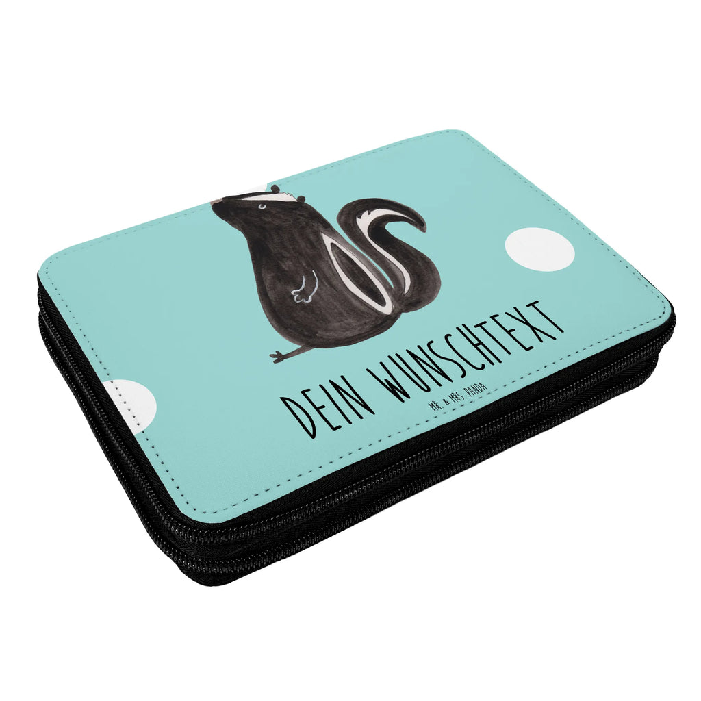 Personalisierte Federmappe Stinktier sitzend Kinder Federmappe, Stiftemappe mit Namen, Personalisierte Stifterolle, Schüler, Stifterolle mit Namen, Motiv, Federmäppchen bedruckt, Geschenk, Schülerin, Schule, Grundschule, PersonalisierteS Federmäppchen, Federmappe Einschulung, Personalisierte Federmappe, Kind, Büro Stifte Etui, Personalisierte Stiftetasche, Federmappe mit Namen, Federmäppchen mit Namen, PersonalisierteS Stifte Etui, Einschulung, Bestückte Federmappe, Stinktier, Skunk, Raubtier, Wildtier, Stinki, Besserwisser, Stinker, Recht, Spruch, Büro