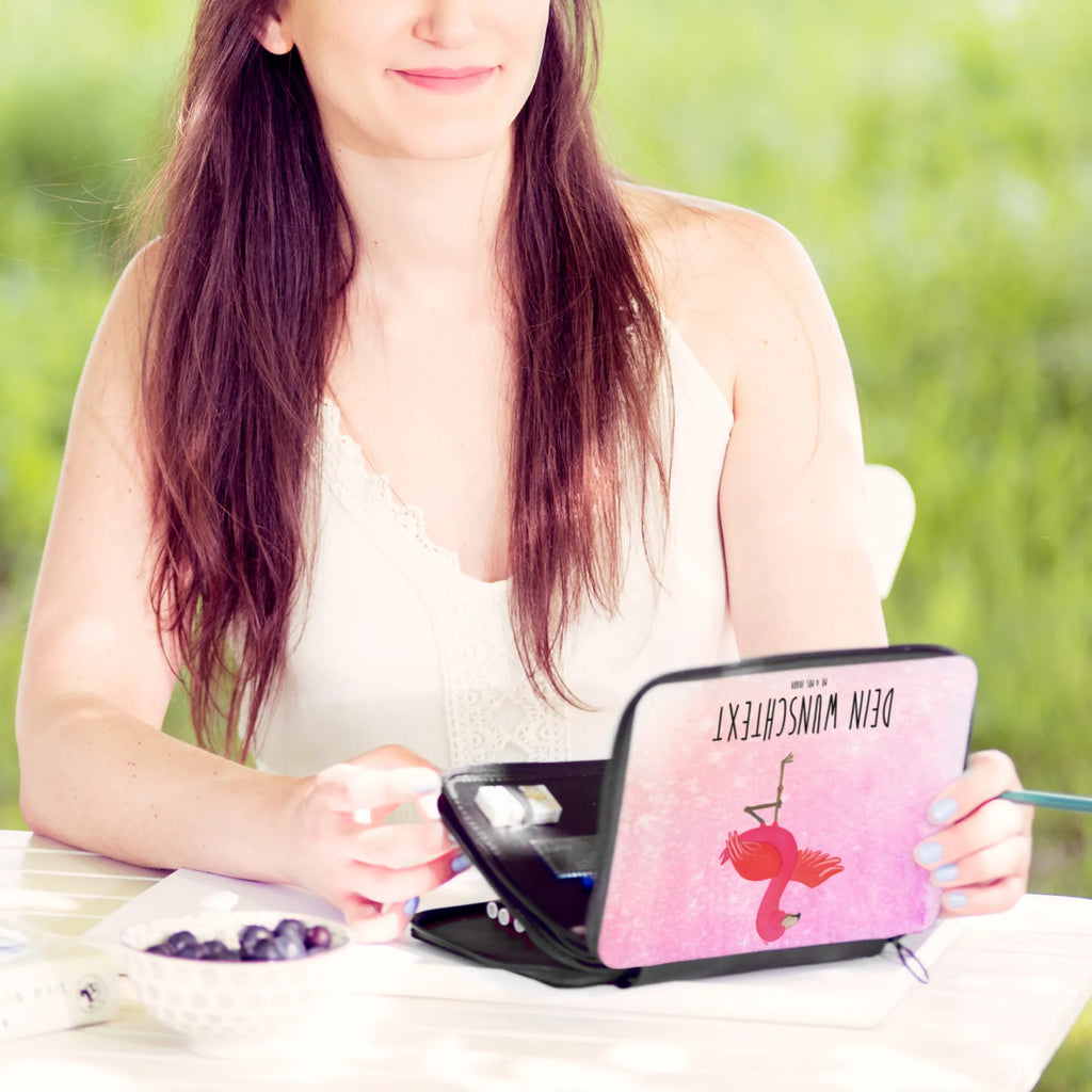 Personalisierte Federmappe Flamingo Yoga Stiftemappe mit Namen, PersonalisierteS Federmäppchen, Personalisierte Federmappe, Personalisierte Stiftetasche, Stifterolle mit Namen, Federmappe mit Namen, PersonalisierteS Stifte Etui, Personalisierte Stifterolle, Federmäppchen mit Namen, Flamingo, Yoga, Achtsamkeit, Tiefenentspannung, Namaste, Entspannung, Vogel, Ärger, Aufregen, Yoga-Übung