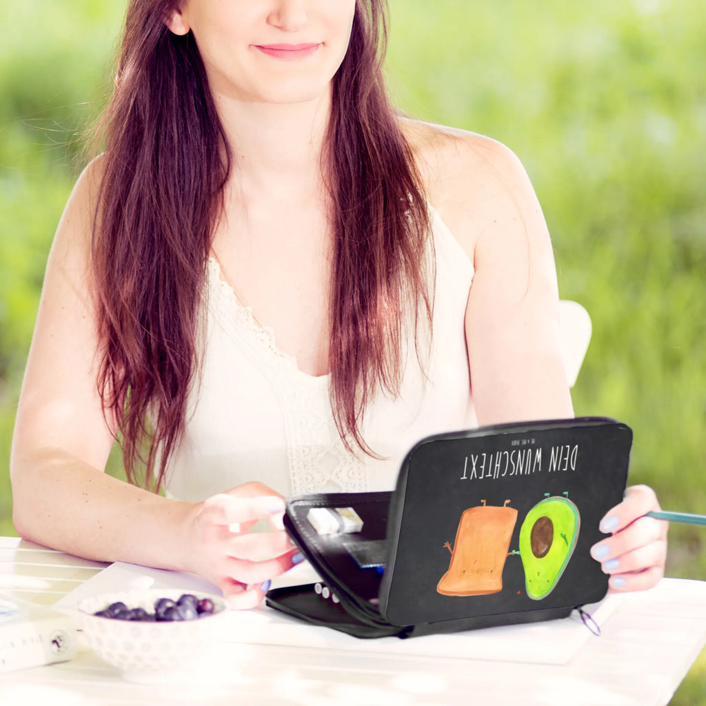 Personalised leather folder avocado toast Federmäppchen mit Namen, Motiv, Personalisierte Stiftetasche, PersonalisierteS Stifte Etui, Schule, Personalisierte Federmappe, Federmappe mit Namen, Federmappe Einschulung, Stiftemappe mit Namen, PersonalisierteS Federmäppchen, Einschulung, Personalisierte Stifterolle, Bestückte Federmappe, Geschenk, Büro Stifte Etui, Kind, Grundschule, Schülerin, Stifterolle mit Namen, Schüler, Kinder Federmappe, Federmäppchen bedruckt, Avocado, Veggie, Vegan, Gesund, Hochzeitsgeschenk, Toast, Verlobt, Freund, Toastbrot, Liebespaar, Freundin, Jahrestag, Jahrestagsgeschenk, Pärchen, Hochzeit, Verlobungsparty