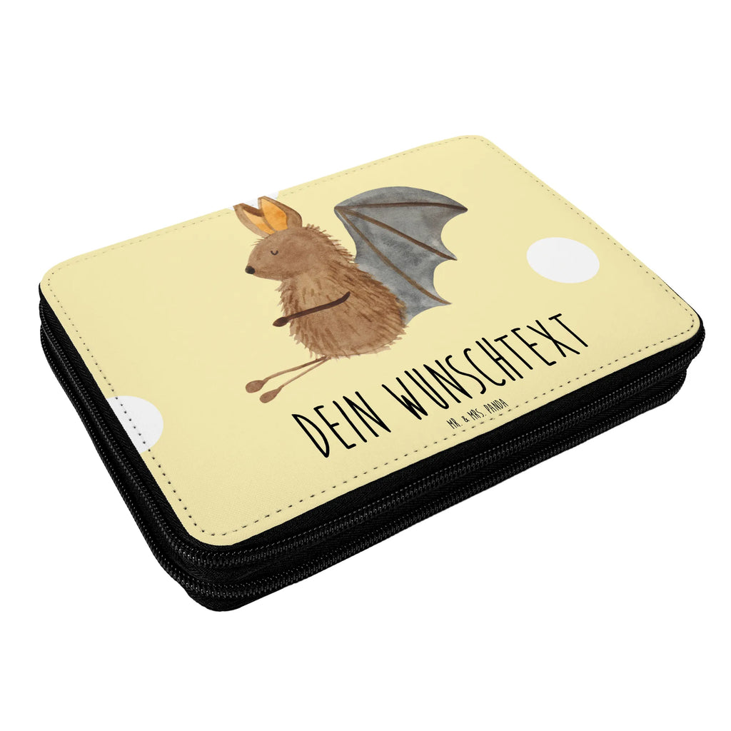 Personalisierte Federmappe Fledermaus sitzend Federmäppchen mit Namen, Motiv, Federmappe mit Namen, Personalisierte Stiftetasche, PersonalisierteS Federmäppchen, Personalisierte Federmappe, Geschenk, Büro Stifte Etui, Bestückte Federmappe, Kinder Federmappe, Schüler, Federmappe Einschulung, PersonalisierteS Stifte Etui, Personalisierte Stifterolle, Stifterolle mit Namen, Kind, Stiftemappe mit Namen, Grundschule, Schule, Einschulung, Schülerin, Federmäppchen bedruckt, Tiermotive, Gute Laune, lustige Sprüche, Tiere, entspannen, Fledermaus, Fledermäuse, Motivation