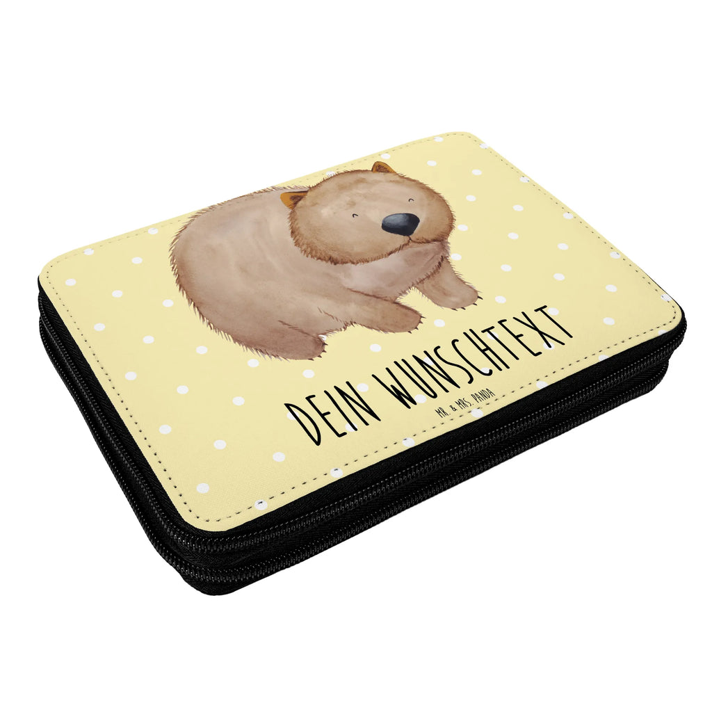 Personalisierte Federmappe Wombat Schüler, Schülerin, Motiv, Schule, Kind, Federmäppchen bedruckt, Federmappe mit Namen, Bestückte Federmappe, Stiftemappe mit Namen, PersonalisierteS Federmäppchen, Federmappe Einschulung, Federmäppchen mit Namen, PersonalisierteS Stifte Etui, Stifterolle mit Namen, Personalisierte Stiftetasche, Kinder Federmappe, Büro Stifte Etui, Geschenk, Einschulung, Personalisierte Stifterolle, Personalisierte Federmappe, Grundschule, Tiermotive, Gute Laune, lustige Sprüche, Tiere, Motivation, Australien, Das Leben ist schön, Wombat, Spruch