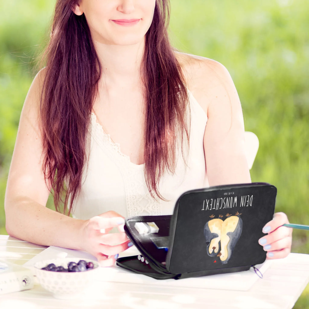 Personalisierte Federmappe Pinguin umarmend Einschulung, Grundschule, Kinder Federmappe, PersonalisierteS Stifte Etui, Federmappe Einschulung, PersonalisierteS Federmäppchen, Schule, Federmäppchen mit Namen, Federmäppchen bedruckt, Motiv, Kind, Bestückte Federmappe, Personalisierte Stiftetasche, Geschenk, Personalisierte Stifterolle, Personalisierte Federmappe, Stifterolle mit Namen, Schülerin, Federmappe mit Namen, Schüler, Stiftemappe mit Namen, Büro Stifte Etui, Pinguin, Liebesgeschenk, Liebesbeweis, Liebe, Verlobung, Hochzeitstag, Hochzeitsgeschenk, Liebespaar, Hochzeit, Jahrestag