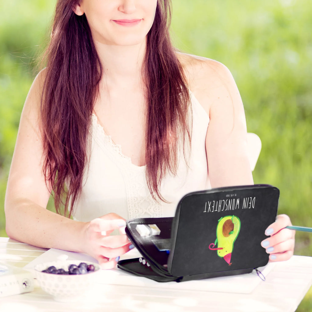 Personalisierte Federmappe Avocado Partyhupe Federmappe mit Namen, Personalisierte Federmappe, Stiftemappe mit Namen, PersonalisierteS Stifte Etui, PersonalisierteS Federmäppchen, Federmäppchen mit Namen, Personalisierte Stifterolle, Personalisierte Stiftetasche, Stifterolle mit Namen, Avocado, Veggie, Vegan, Gesund, Gute Laune, Party, Tröte, Fete, Geburtstag, Feierlichkeit, Feier