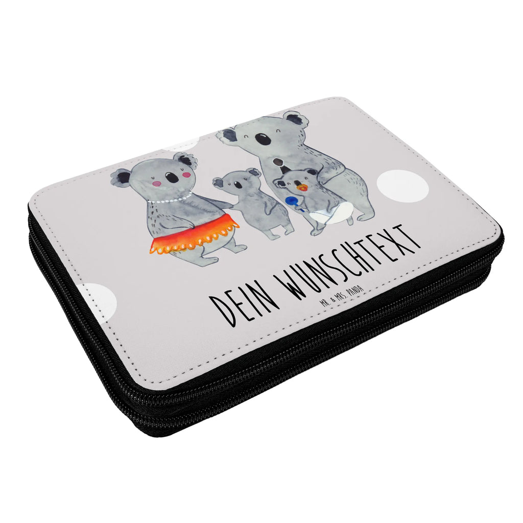 Personalisierte Federmappe Koala Familie Personalisierte Federmappe, Grundschule, Einschulung, Kinder Federmappe, Personalisierte Stiftetasche, PersonalisierteS Stifte Etui, Schülerin, Personalisierte Stifterolle, Federmappe mit Namen, Geschenk, Federmäppchen mit Namen, PersonalisierteS Federmäppchen, Stifterolle mit Namen, Stiftemappe mit Namen, Motiv, Schüler, Kind, Schule, Büro Stifte Etui, Federmappe Einschulung, Bestückte Federmappe, Federmäppchen bedruckt, Familie, Vatertag, Muttertag, Bruder, Schwester, Mama, Papa, Oma, Opa, Koala, Family, Geschwister, Koalas, Kinder, Familienleben