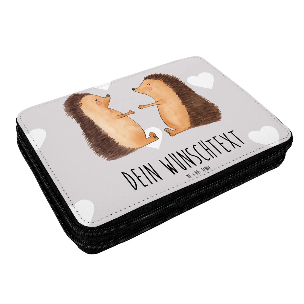 Personalisierte Federmappe Igel Liebe PersonalisierteS Stifte Etui, Personalisierte Federmappe, Schule, Kind, Schülerin, Schüler, Büro Stifte Etui, Federmäppchen mit Namen, Federmappe Einschulung, Federmappe mit Namen, Federmäppchen bedruckt, Kinder Federmappe, Geschenk, Stifterolle mit Namen, Bestückte Federmappe, Einschulung, Grundschule, Personalisierte Stiftetasche, PersonalisierteS Federmäppchen, Stiftemappe mit Namen, Motiv, Personalisierte Stifterolle, Liebe, Partner, Freund, Freundin, Ehemann, Ehefrau, Heiraten, Verlobung, Heiratsantrag, Liebesgeschenk, Jahrestag, Hocheitstag, Liebesbeweis, Verheiratet, Verliebt, Hochzeitstag, Hochzeit, Verlobt, Igel