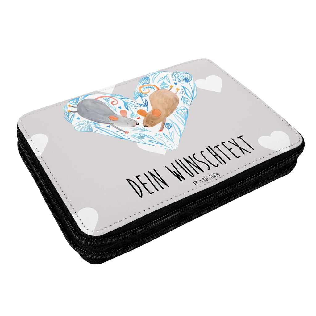 Personalisierte Federmappe Mäuse Herz Schüler, Personalisierte Federmappe, Geschenk, Schülerin, Einschulung, Federmappe mit Namen, Personalisierte Stiftetasche, Schule, Kind, Kinder Federmappe, Bestückte Federmappe, PersonalisierteS Stifte Etui, Federmäppchen mit Namen, Stiftemappe mit Namen, Grundschule, Motiv, PersonalisierteS Federmäppchen, Personalisierte Stifterolle, Büro Stifte Etui, Federmäppchen bedruckt, Federmappe Einschulung, Stifterolle mit Namen, Liebe, Partner, Freund, Freundin, Ehemann, Ehefrau, Heiraten, Verlobung, Heiratsantrag, Liebesgeschenk, Jahrestag, Hocheitstag, Maus, Mäuse, Liebesbotschaft, Gemeinsamkeit, Lieblingsmensch, Liebesbeweis, Geschenk für zwei, Hochzeit, Love