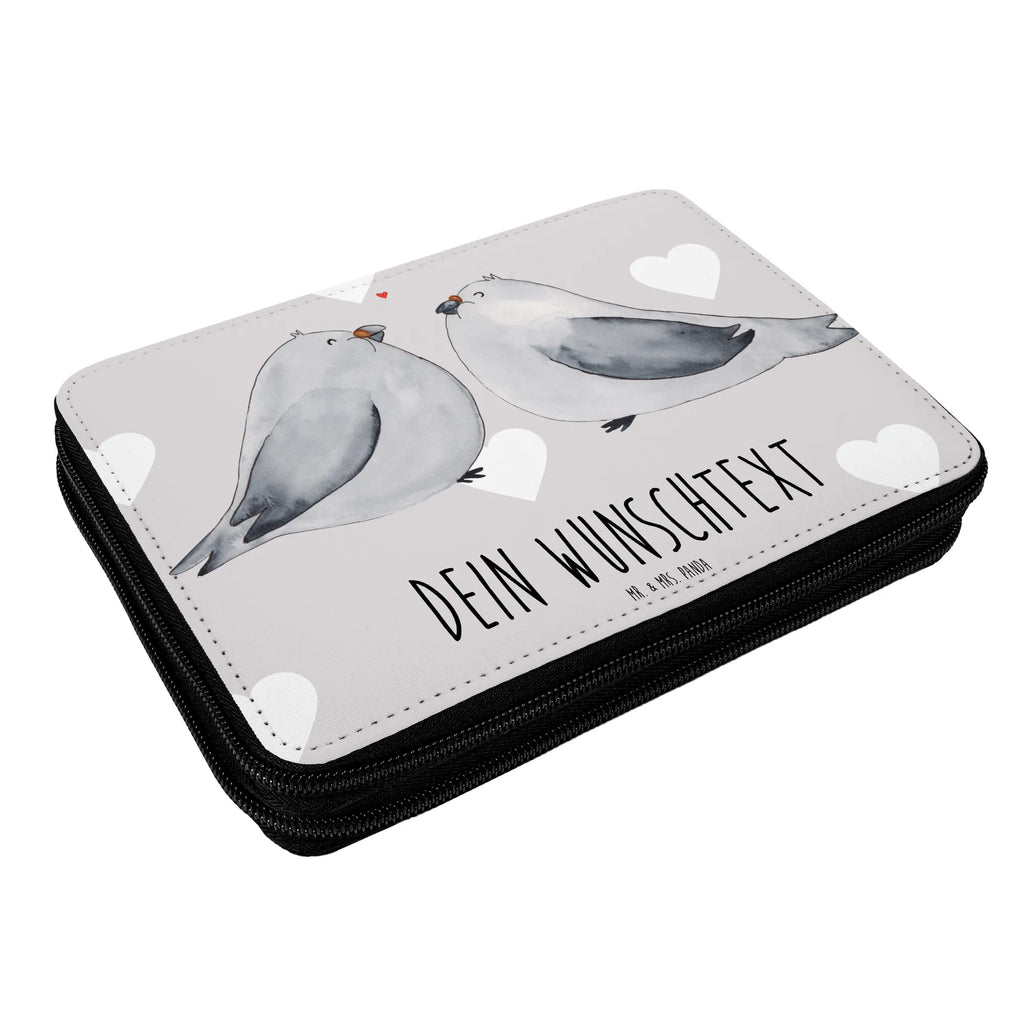 Personalisierte Federmappe Turteltauben Liebe Stiftemappe mit Namen, Federmäppchen mit Namen, Personalisierte Stifterolle, Federmappe mit Namen, PersonalisierteS Federmäppchen, PersonalisierteS Stifte Etui, Stifterolle mit Namen, Personalisierte Federmappe, Personalisierte Stiftetasche, Freundin, Freund, Liebe, Liebesgeschenk, Jahrestag, Verlobung, Partner, Ehemann, Ehefrau, Heiraten, Heiratsantrag, Hocheitstag, Verlobt, Hochzeitstag, Liebesbeweis, Tauben, Turteltäubchen, Geschenk Hochzeit, Verliebt, Geschenk Freund, Geschenk Freundin, Turteltauben, Verheiratet