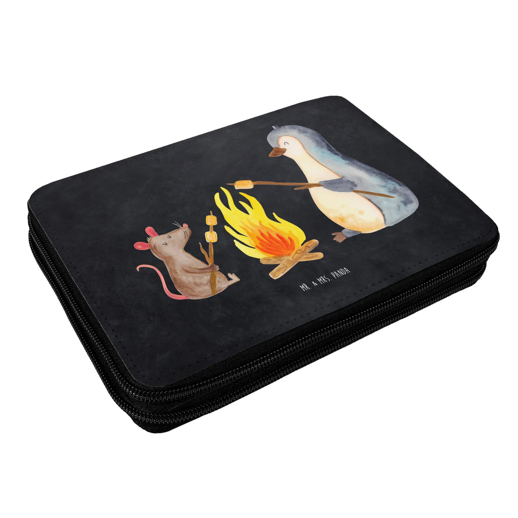 Leather folder Penguin campfire Stiftemappe, Bleistiftetui, Mäppchen, Schüleretui, Federmäppchen, Schuletui, Buntstiftmäppchen, Farbstiftetui, Schulmäppchen, Schlampermäppchen, Bleistift Etui, Malmappe, Buntstiftetui, Federtasche, Schreibetui, Stifte Etui, Stiftetasche, Etui für Stifte, Stifteetui, Zeichenetui, Federmappe Set, Stiftebeutel, Schreibmappe, Pinguin, Grillen, Arbeit, Büroalltag, Marshmallows, Lagerfeuer, Liebe, Büro, Motivation, Job, Pinguine, Leben, Lebensmotivation, Feuer, Lebensspruch, Neustart, Maus