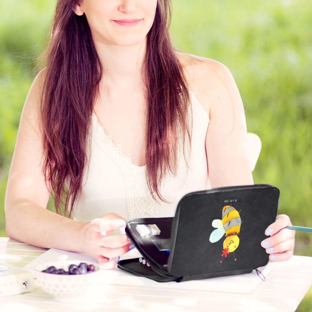 Leather folder bee flower Buntstiftmäppchen, Stifteetui, Zeichenetui, Stiftemappe, Buntstiftetui, Mäppchen, Farbstiftetui, Schuletui, Bleistiftetui, Bleistift Etui, Malmappe, Stifte Etui, Schulmäppchen, Stiftetasche, Schreibmappe, Schreibetui, Stiftebeutel, Etui für Stifte, Federtasche, Schlampermäppchen, Schüleretui, Federmäppchen, Federmappe Set, Wespe, Biene, Hummel