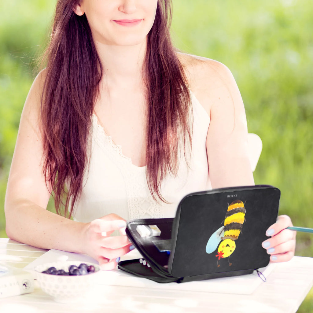 Federmappe Biene Happy Schulmäppchen, Stiftemappe, Stifte Etui, Schlampermäppchen, Buntstiftmäppchen, Malmappe, Buntstiftetui, Bleistiftetui, Schreibmappe, Stifteetui, Schuletui, Stiftebeutel, Federmappe Set, Federmäppchen, Farbstiftetui, Bleistift Etui, Schreibetui, Schüleretui, Stiftetasche, Etui für Stifte, Zeichenetui, Mäppchen, Federtasche, Biene, Wespe, Hummel