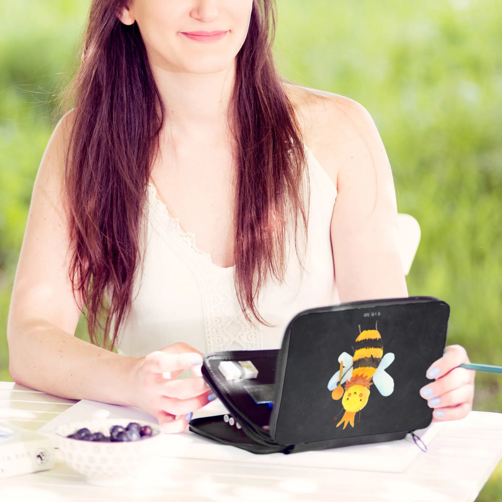 Leather folder bee king Schülerin, Federmappe, Stifte Etui, Geschenk, Einschulung, Schule, Federmäppchen bedruckt, Kind, Stifterolle, Büro Stifte Etui, Grundschule, Kinder Federmappe, Federmäppchen, Federmappe Einschulung, Schüler, Bestückte Federmappe, Stiftetasche, Motiv, Biene, Wespe, Hummel