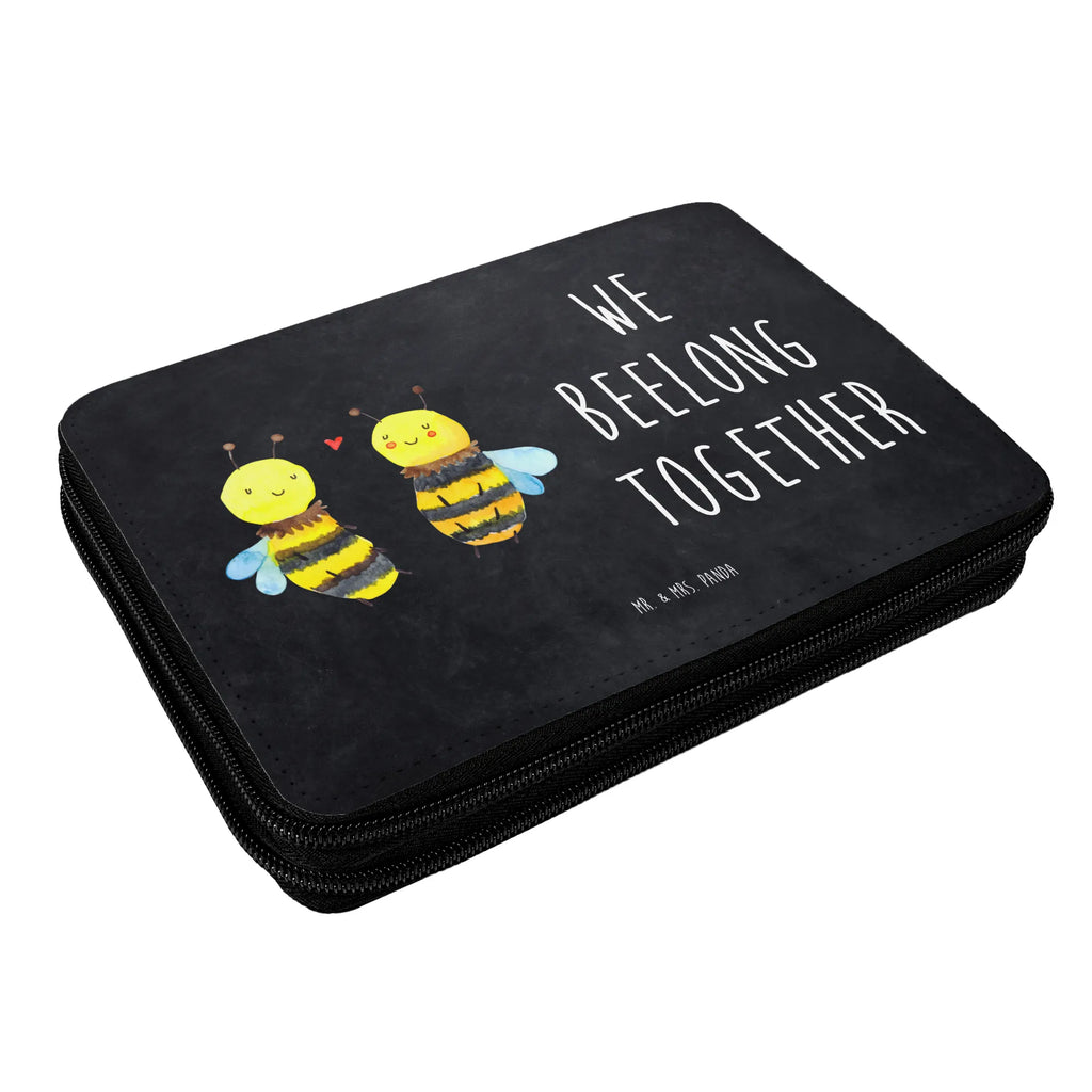 Leather folder bee In love Buntstiftmäppchen, Stifte Etui, Stiftebeutel, Stifteetui, Mäppchen, Zeichenetui, Federtasche, Federmappe Set, Farbstiftetui, Schulmäppchen, Malmappe, Schlampermäppchen, Stiftetasche, Schüleretui, Schreibmappe, Bleistift Etui, Stiftemappe, Buntstiftetui, Schreibetui, Bleistiftetui, Schuletui, Federmäppchen, Etui für Stifte, Biene, Wespe, Hummel