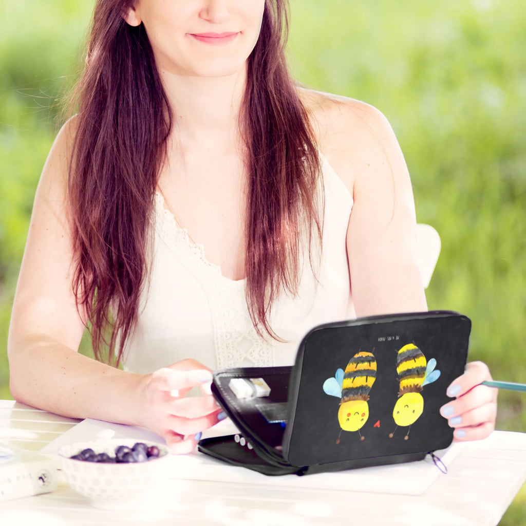 Leather folder bee In love Buntstiftmäppchen, Stifte Etui, Stiftebeutel, Stifteetui, Mäppchen, Zeichenetui, Federtasche, Federmappe Set, Farbstiftetui, Schulmäppchen, Malmappe, Schlampermäppchen, Stiftetasche, Schüleretui, Schreibmappe, Bleistift Etui, Stiftemappe, Buntstiftetui, Schreibetui, Bleistiftetui, Schuletui, Federmäppchen, Etui für Stifte, Biene, Wespe, Hummel