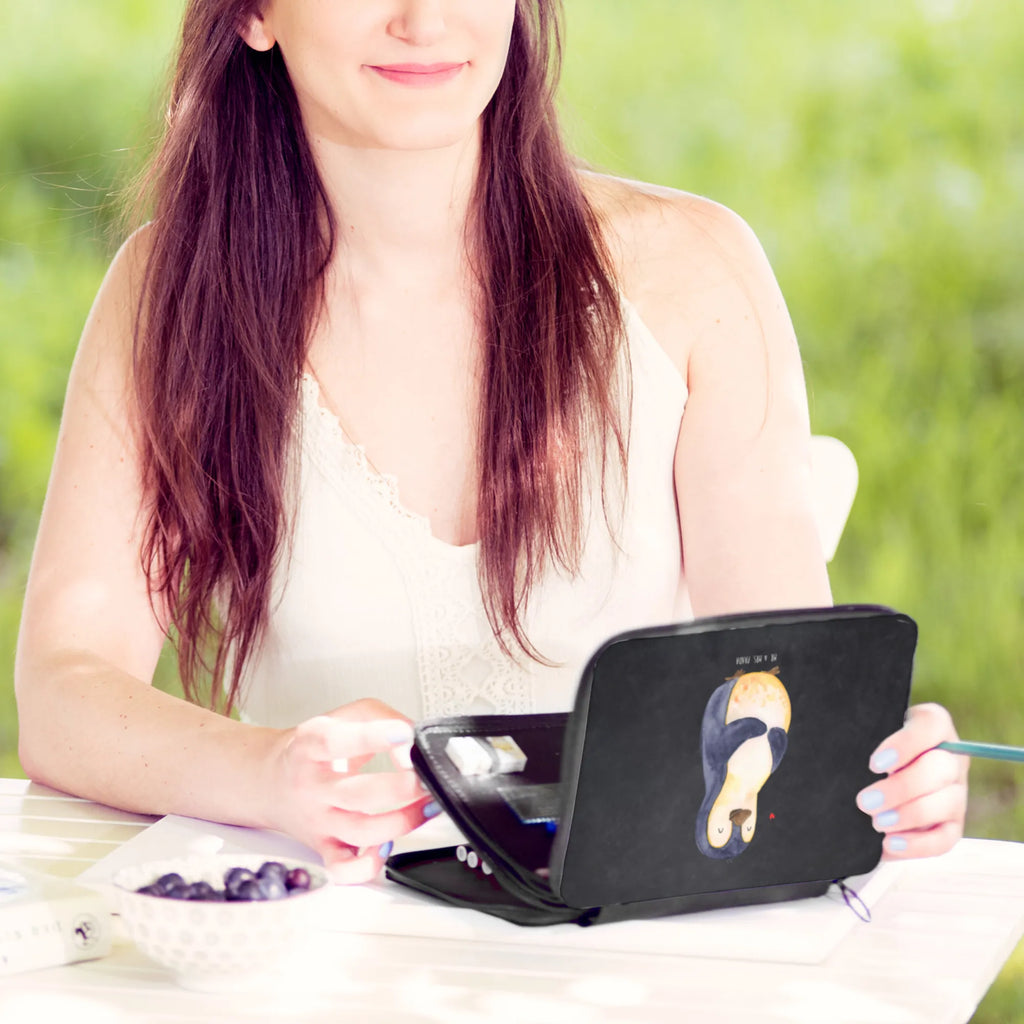 Federmappe Pinguin Diät Schülerin, Stifte Etui, Schüler, Büro Stifte Etui, Stifterolle, Federmäppchen, Federmappe Einschulung, Schule, Federmäppchen bedruckt, Kind, Motiv, Federmappe, Grundschule, Bestückte Federmappe, Einschulung, Geschenk, Kinder Federmappe, Stiftetasche, Pinguin, Gewicht, Selbstrespekt, Abnehmen, Abspecken, Motivation, Selbstliebe, Diät, Körperliebe, Pinguine