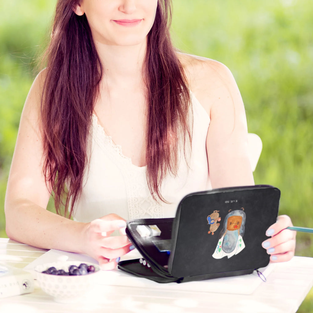 Leather folder Penguin & Mouse Hiker Federmappe, Geschenk, Federmäppchen bedruckt, Einschulung, Kinder Federmappe, Stifte Etui, Büro Stifte Etui, Stifterolle, Kind, Motiv, Federmappe Einschulung, Grundschule, Schule, Stiftetasche, Bestückte Federmappe, Schüler, Federmäppchen, Schülerin, Pinguin, Pinguine, Wanderlust, wandern, Ausflug, Abenteurer, Roadtrip, Abenteuer