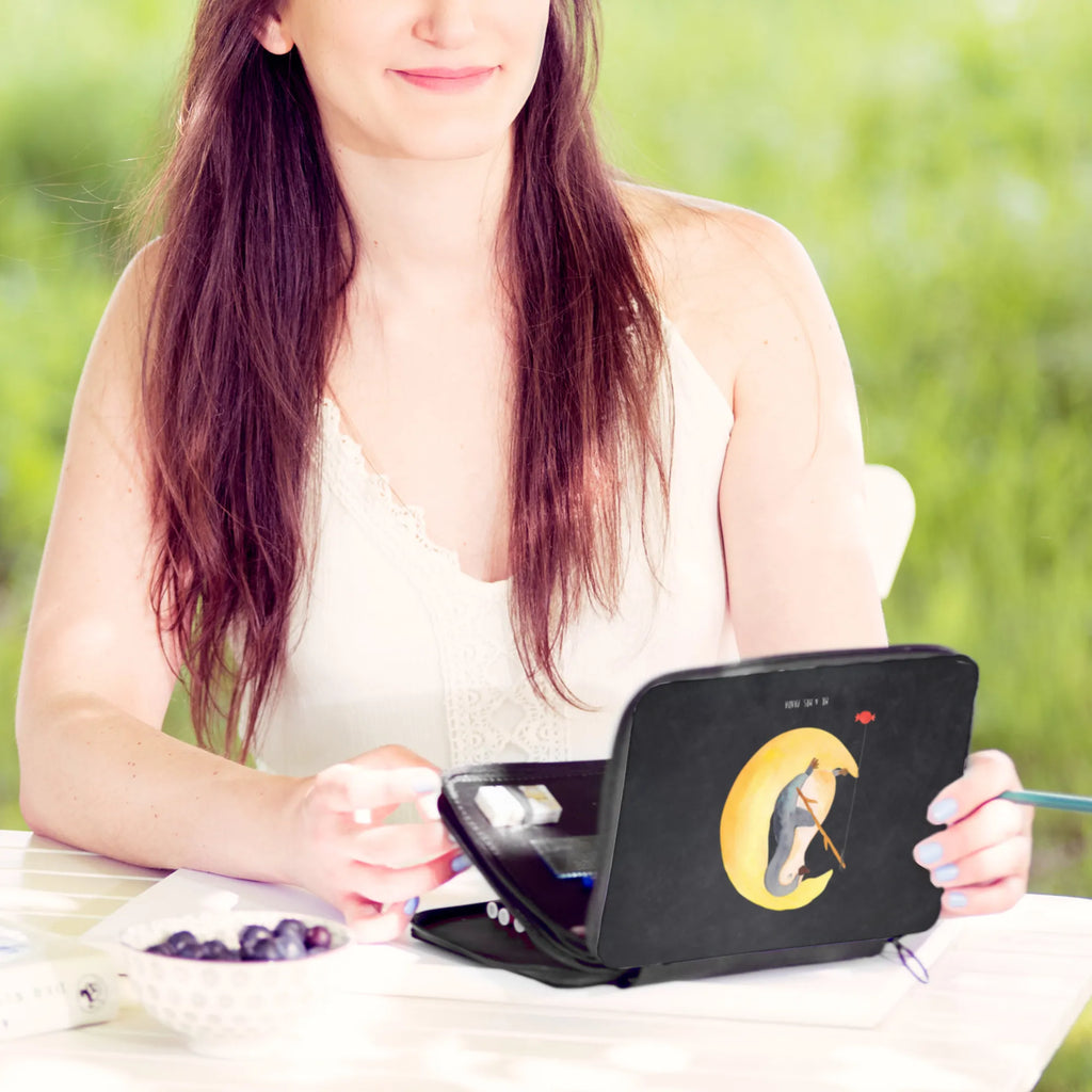 Federmappe Pinguin Mond Farbstiftetui, Buntstiftetui, Federtasche, Bleistift Etui, Federmappe Set, Schulmäppchen, Mäppchen, Stifte Etui, Schlampermäppchen, Schuletui, Schüleretui, Stiftebeutel, Zeichenetui, Bleistiftetui, Schreibetui, Schreibmappe, Buntstiftmäppchen, Etui für Stifte, Federmäppchen, Malmappe, Stifteetui, Stiftetasche, Stiftemappe, Pinguin, Schlafzimmer, Pinguine, Schlafstörungen, Einschlafen, Spruch, Nachtruhe, Gästezimmer, schlafen