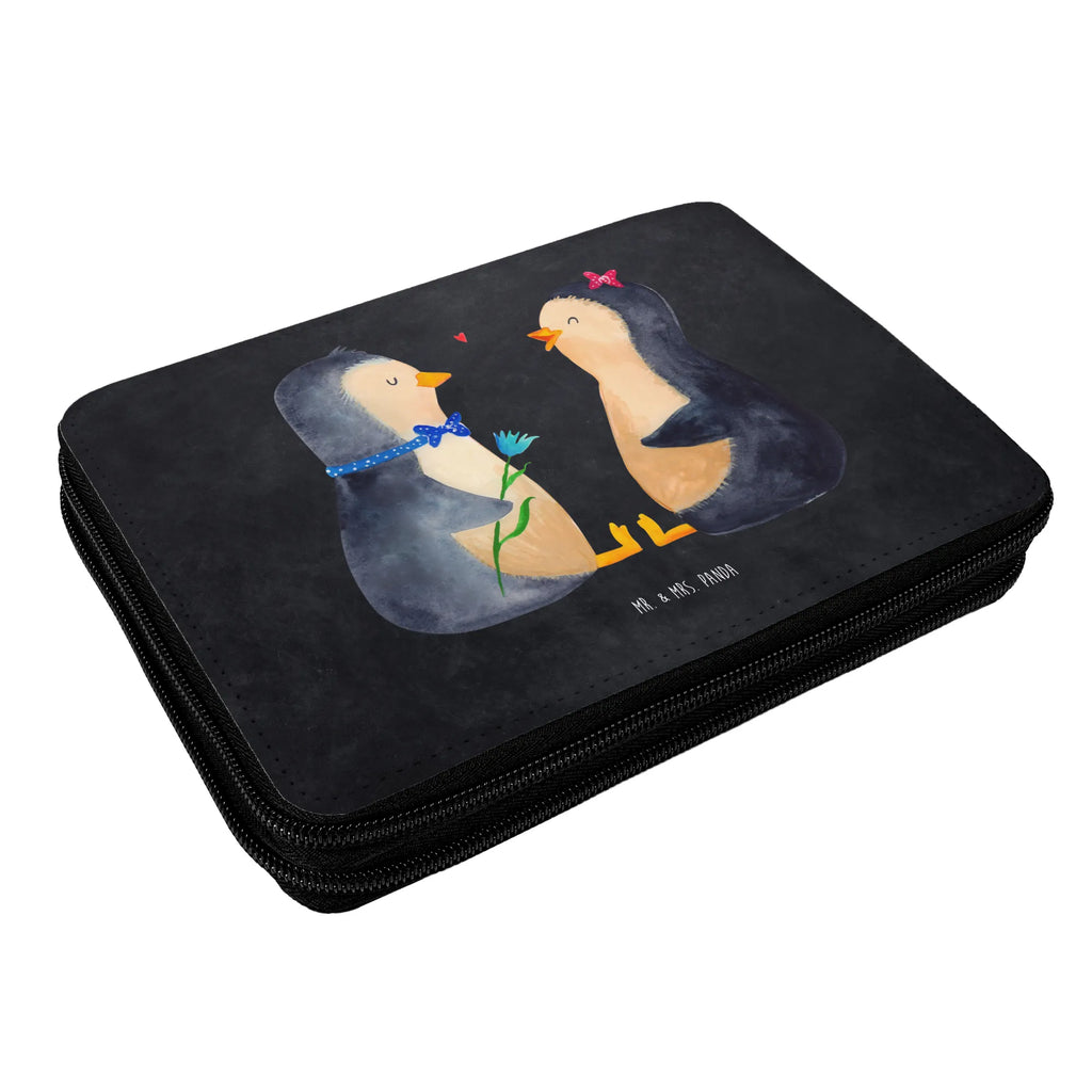 Federmappe Pinguin Pärchen Schule, Stiftetasche, Kind, Kinder Federmappe, Schülerin, Federmappe Einschulung, Stifterolle, Motiv, Schüler, Grundschule, Büro Stifte Etui, Bestückte Federmappe, Federmäppchen, Federmäppchen bedruckt, Einschulung, Geschenk, Stifte Etui, Federmappe, Pinguin, Traumpaar, große Liebe, Liebesbeweis, Jahrestag, Liebesgeschenk, Hochzeit, Hochzeitsgeschenk, Verlobung, Hochzeitstag, Liebe, Liebespaar, Pinguine