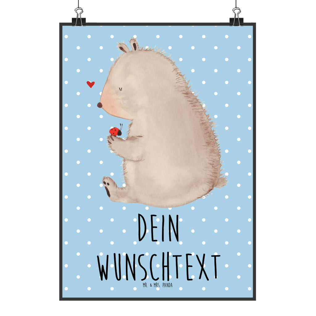 Personalisiertes Poster Bär mit Marienkäfer Wandposter mit Namen, Personalisiertes Kinderposter, Poster, Personalisiertes Poster, Raumdekoration mit Namen, Bild mit Namen, Kinderposter mit Namen, Personalisierter Kunstdruck, Wanddekoration mit Namen, Wandposter, Personalisierte Wanddekoration, Personalisiertes Handgemaltes Poster, Posterdruck mit Namen, Küchenposter mit Namen, Personalisiertes Küchenposter, Personalisierte Raumdekoration, Wanddeko mit Namen, Poster Selbst Gestalten, Wanddeko Bild mit Namen, Wunschtext Poster, Personalisierte Wanddeko, Kunstdruck mit Namen, Wanddeko Poster, Personalisiertes Bild, Personalisiertes Wandposter, Personalisierte Wanddeko Bild, Personalisierter Posterdruck, Poster mit Namen, Personalisiertes Designposter, Teddy, Teddybär, Bär, Liebe, Freiheit, Das Leben Ist schön, Marienkäfer, Motivation