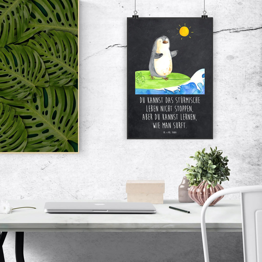 Plakat Pingwin surfista Wanddeko, Wanddekoration, Handgemaltes Poster, Kinderposter, Designposter, Raumdekoration, Poster, Bild, Küchenposter, Posterdruck, Wanddeko Bild, Kunstdruck, Wandposter, Mr. & Mrs. Panda Poster, Pinguin, Surfer, Urlaub, Portugal, surfen, Wellen, Hawaii, Pinguine, Wellen reiten
