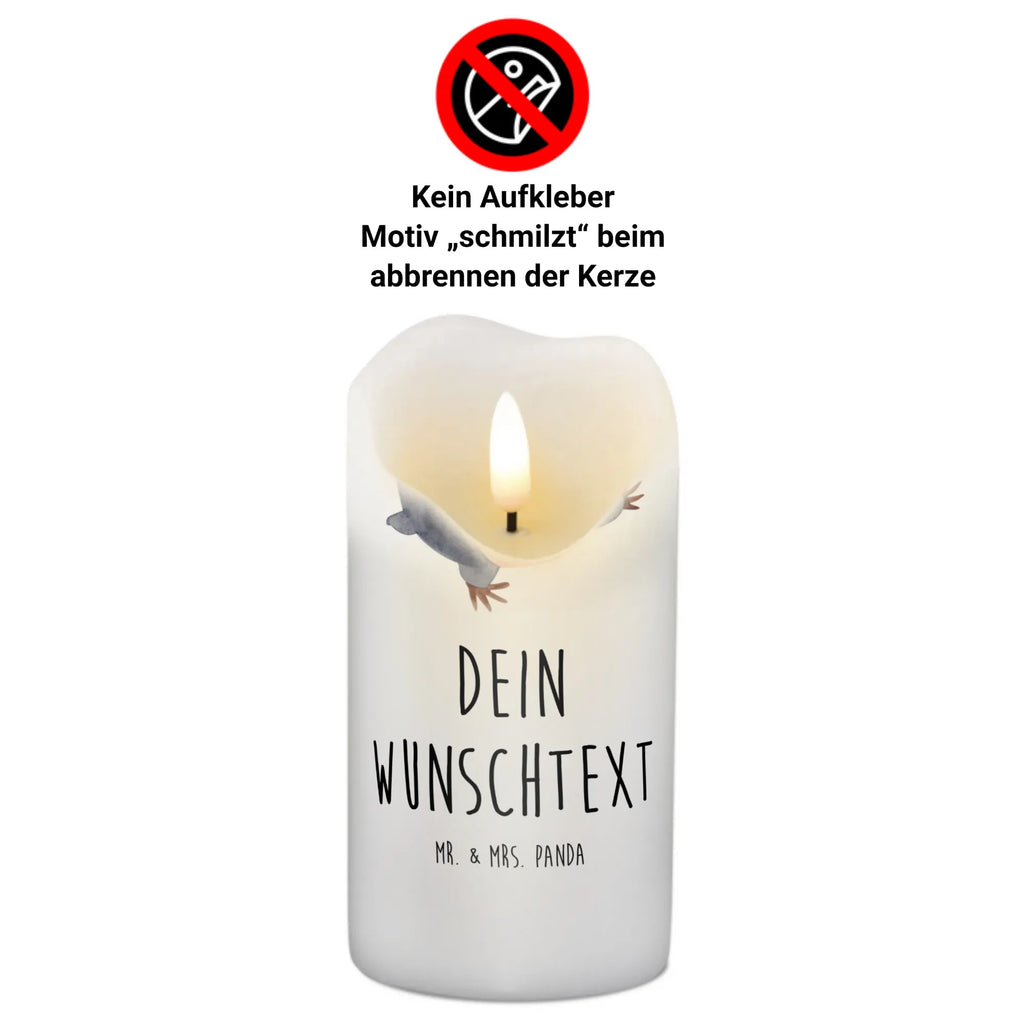 Personalisierte Kerze Pinguin marschierend Votivkerze Mit Wunschname, Tafelkerze Mit Wunschname, Fair-Trade-Kerze Mit Namensgravur, Metall-Kerze Mit Namensgravur, Duftkerze Mit Namen, Trauerkerze Mit Namen, LED-Kerze Mit Wunschname, Streukerze Mit Namensdruck, Gedenkkerze Mit Namen, Stearinkerze Mit Gravur, Gastgeschenk Kerze Mit Namen, Tischkerze Mit Namensdruck, Kerze Mit Namen, Andachtskerze Mit Namensgravur, Kerze Für Geburtstag Mit Wunschname, Outdoor-Kerze Mit Namensgravur, Adventskerze Mit Wunschname, Kerze Für Hochzeit Mit Namensgravur, Osterkerze Mit Namen, Handgemachte Kerze Mit Wunschname, Sojawachskerze Mit Namensdruck, Laternenkerze Mit Namensdruck, Glas-Kerze Mit Wunschname, Stumpenkerze Mit Namensgravur, Holz-Kerze Mit Namen, Teelicht Mit Namensdruck, Personalisierte Kerze, Schwimmkerze Mit Namen, Kerze Mit Spruch Und Namen, Bienenwachskerze Mit Wunschname, Gartenkerze Mit Namen, Kerze Mit Prägung Und Wunschname, Bio-Kerze Mit Wunschname, Kommunionkerze Mit Namen, Handgegossene Kerze Mit Namen, Grabkerze Mit Namensgravur, Blockkerze Mit Namensdruck, Weihnachtskerze Mit Namensgravur, Stabkerze Mit Gravur, Firmungskerze Mit Wunschname, Kerzen-Set Mit Namensgravur, Taufekerze Mit Namensgravur, Pinguin, Pinguine, Langschläfer, Bruder, Familie, Schwester, Frühaufsteher
