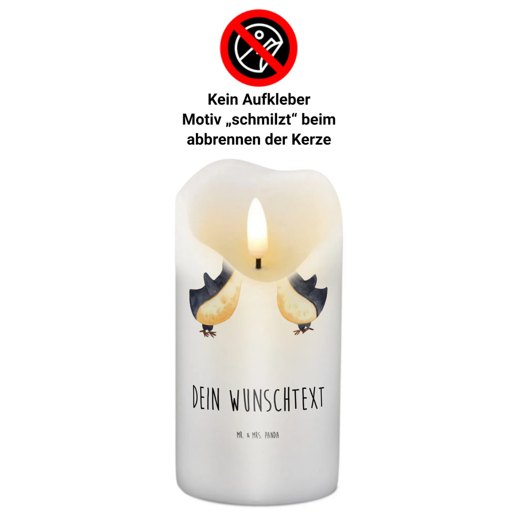 Personalisierte Kerze Pinguine Kuss Tafelkerze Mit Wunschname, Stearinkerze Mit Gravur, Kerze Mit Prägung Und Wunschname, Gartenkerze Mit Namen, Kerze Mit Namen, Schwimmkerze Mit Namen, Trauerkerze Mit Namen, Taufekerze Mit Namensgravur, Kerze Mit Spruch Und Namen, LED-Kerze Mit Wunschname, Teelicht Mit Namensdruck, Bienenwachskerze Mit Wunschname, Gedenkkerze Mit Namen, Stabkerze Mit Gravur, Kerze Für Hochzeit Mit Namensgravur, Kommunionkerze Mit Namen, Glas-Kerze Mit Wunschname, Tischkerze Mit Namensdruck, Blockkerze Mit Namensdruck, Kerzen-Set Mit Namensgravur, Sojawachskerze Mit Namensdruck, Stumpenkerze Mit Namensgravur, Adventskerze Mit Wunschname, Handgegossene Kerze Mit Namen, Outdoor-Kerze Mit Namensgravur, Fair-Trade-Kerze Mit Namensgravur, Duftkerze Mit Namen, Andachtskerze Mit Namensgravur, Holz-Kerze Mit Namen, Weihnachtskerze Mit Namensgravur, Gastgeschenk Kerze Mit Namen, Personalisierte Kerze, Kerze Für Geburtstag Mit Wunschname, Firmungskerze Mit Wunschname, Metall-Kerze Mit Namensgravur, Votivkerze Mit Wunschname, Laternenkerze Mit Namensdruck, Osterkerze Mit Namen, Handgemachte Kerze Mit Wunschname, Streukerze Mit Namensdruck, Grabkerze Mit Namensgravur, Bio-Kerze Mit Wunschname, Freundin, Freund, Liebe, Liebesgeschenk, Jahrestag, Verlobung, Partner, Ehemann, Ehefrau, Heiraten, Heiratsantrag, Hocheitstag, für Ehemann, Liebesbeweis, Geschenk für Freundin, Geschenk für Partner, Valentinstag, Hochzeitstag, Mitbringsel, für Männer, Geschenk für Frauen