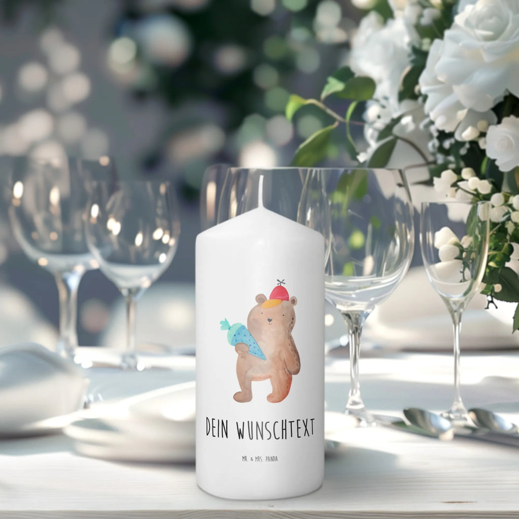 Personalizowana świeca Niedźwiedź Torebka szkolna Adventskerze Mit Wunschname, Trauerkerze Mit Namen, Tischkerze Mit Namensdruck, Kommunionkerze Mit Namen, Laternenkerze Mit Namensdruck, Gartenkerze Mit Namen, Blockkerze Mit Namensdruck, Kerzen-Set Mit Namensgravur, Handgemachte Kerze Mit Wunschname, Votivkerze Mit Wunschname, Andachtskerze Mit Namensgravur, Kerze Mit Prägung Und Wunschname, Kerze Mit Namen, Weihnachtskerze Mit Namensgravur, Kerze Mit Spruch Und Namen, Outdoor-Kerze Mit Namensgravur, Streukerze Mit Namensdruck, Firmungskerze Mit Wunschname, Duftkerze Mit Namen, Personalisierte Kerze, Gedenkkerze Mit Namen, Teelicht Mit Namensdruck, Kerze Für Hochzeit Mit Namensgravur, Metall-Kerze Mit Namensgravur, Stearinkerze Mit Gravur, Kerze Für Geburtstag Mit Wunschname, Glas-Kerze Mit Wunschname, Sojawachskerze Mit Namensdruck, Taufekerze Mit Namensgravur, Bio-Kerze Mit Wunschname, Stabkerze Mit Gravur, Bienenwachskerze Mit Wunschname, Holz-Kerze Mit Namen, Tafelkerze Mit Wunschname, Osterkerze Mit Namen, Gastgeschenk Kerze Mit Namen, LED-Kerze Mit Wunschname, Handgegossene Kerze Mit Namen, Fair-Trade-Kerze Mit Namensgravur, Grabkerze Mit Namensgravur, Schwimmkerze Mit Namen, Stumpenkerze Mit Namensgravur, Teddy, Bär, Teddybär, Bär Motiv, Grundschule, Schulbeginn, Schultüte, Einschulung Geschenk, Schulanfang, Schule Geschenk, Erster Schultag Geschenk