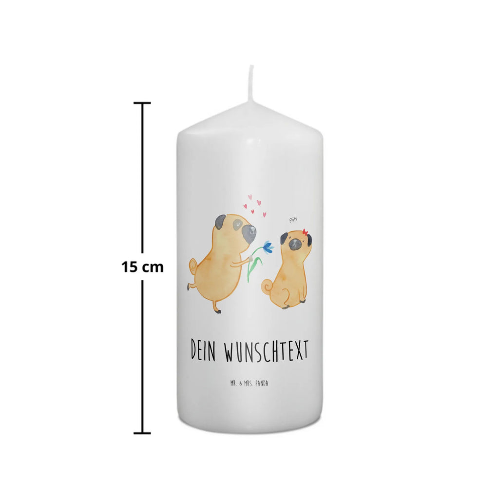 Personalisierte Kerze Mops verliebt Kerze Für Hochzeit Mit Namensgravur, Outdoor-Kerze Mit Namensgravur, Adventskerze Mit Wunschname, Kerze Mit Prägung Und Wunschname, Teelicht Mit Namensdruck, Duftkerze Mit Namen, Kerze Für Geburtstag Mit Wunschname, Tischkerze Mit Namensdruck, Grabkerze Mit Namensgravur, Bio-Kerze Mit Wunschname, Osterkerze Mit Namen, Gartenkerze Mit Namen, Laternenkerze Mit Namensdruck, Schwimmkerze Mit Namen, Votivkerze Mit Wunschname, Kerze Mit Spruch Und Namen, Gedenkkerze Mit Namen, Fair-Trade-Kerze Mit Namensgravur, Stumpenkerze Mit Namensgravur, Glas-Kerze Mit Wunschname, Handgegossene Kerze Mit Namen, Kerzen-Set Mit Namensgravur, Kerze Mit Namen, Handgemachte Kerze Mit Wunschname, Streukerze Mit Namensdruck, LED-Kerze Mit Wunschname, Andachtskerze Mit Namensgravur, Personalisierte Kerze, Bienenwachskerze Mit Wunschname, Sojawachskerze Mit Namensdruck, Weihnachtskerze Mit Namensgravur, Stearinkerze Mit Gravur, Trauerkerze Mit Namen, Taufekerze Mit Namensgravur, Tafelkerze Mit Wunschname, Metall-Kerze Mit Namensgravur, Gastgeschenk Kerze Mit Namen, Firmungskerze Mit Wunschname, Holz-Kerze Mit Namen, Kommunionkerze Mit Namen, Stabkerze Mit Gravur, Blockkerze Mit Namensdruck, Sprüche, Hund, Hunderasse, Hundebesitzer, Hundemotiv, Haustier, Tierliebhaber, Partner, Hundeliebe, Verliebt, Mops, Möpse, Liebesspruch. Verlobt, Geschenk Freund, Liebe
