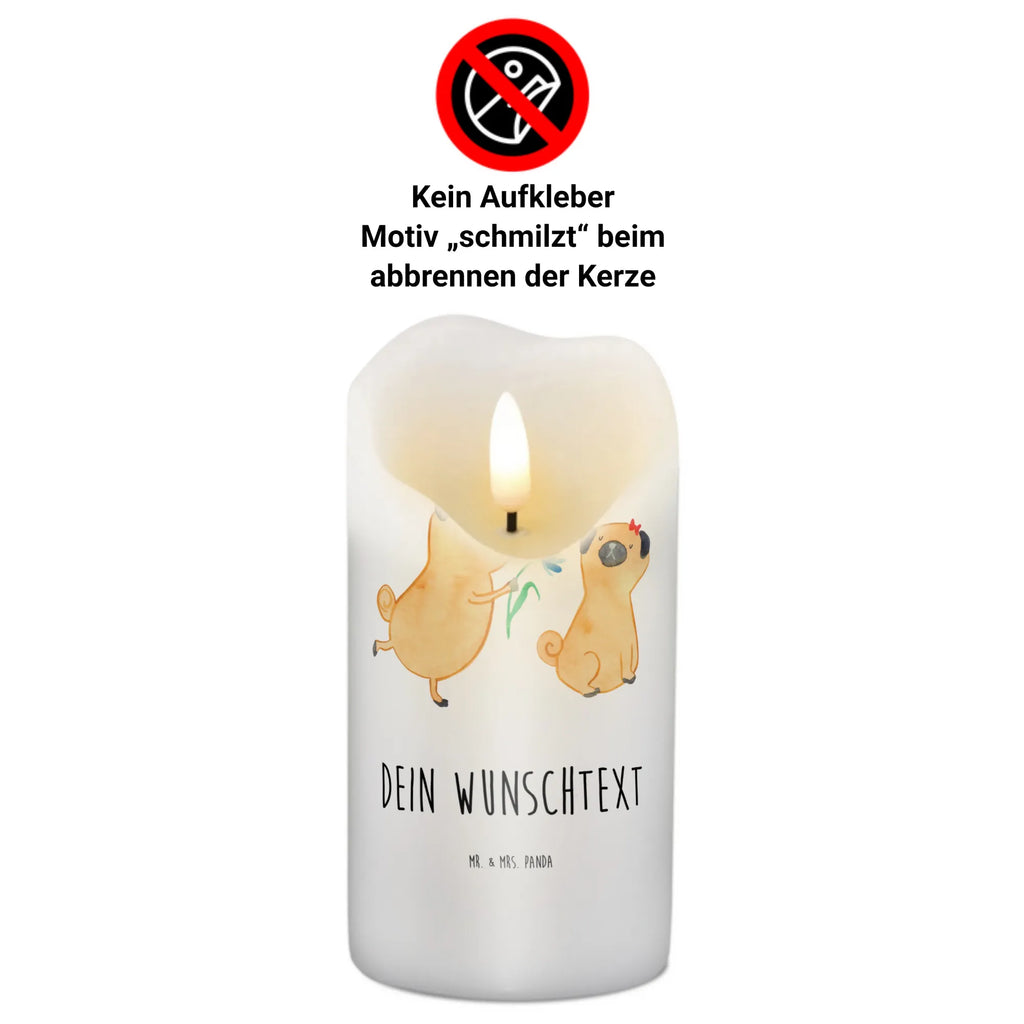 Personalisierte Kerze Mops verliebt Kerze Für Hochzeit Mit Namensgravur, Outdoor-Kerze Mit Namensgravur, Adventskerze Mit Wunschname, Kerze Mit Prägung Und Wunschname, Teelicht Mit Namensdruck, Duftkerze Mit Namen, Kerze Für Geburtstag Mit Wunschname, Tischkerze Mit Namensdruck, Grabkerze Mit Namensgravur, Bio-Kerze Mit Wunschname, Osterkerze Mit Namen, Gartenkerze Mit Namen, Laternenkerze Mit Namensdruck, Schwimmkerze Mit Namen, Votivkerze Mit Wunschname, Kerze Mit Spruch Und Namen, Gedenkkerze Mit Namen, Fair-Trade-Kerze Mit Namensgravur, Stumpenkerze Mit Namensgravur, Glas-Kerze Mit Wunschname, Handgegossene Kerze Mit Namen, Kerzen-Set Mit Namensgravur, Kerze Mit Namen, Handgemachte Kerze Mit Wunschname, Streukerze Mit Namensdruck, LED-Kerze Mit Wunschname, Andachtskerze Mit Namensgravur, Personalisierte Kerze, Bienenwachskerze Mit Wunschname, Sojawachskerze Mit Namensdruck, Weihnachtskerze Mit Namensgravur, Stearinkerze Mit Gravur, Trauerkerze Mit Namen, Taufekerze Mit Namensgravur, Tafelkerze Mit Wunschname, Metall-Kerze Mit Namensgravur, Gastgeschenk Kerze Mit Namen, Firmungskerze Mit Wunschname, Holz-Kerze Mit Namen, Kommunionkerze Mit Namen, Stabkerze Mit Gravur, Blockkerze Mit Namensdruck, Sprüche, Hund, Hunderasse, Hundebesitzer, Hundemotiv, Haustier, Tierliebhaber, Partner, Hundeliebe, Verliebt, Mops, Möpse, Liebesspruch. Verlobt, Geschenk Freund, Liebe