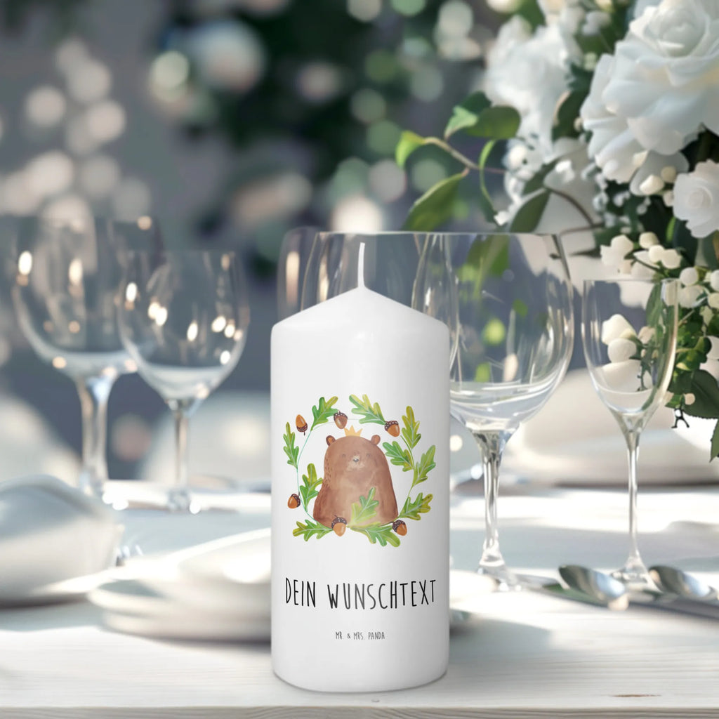 Personalizowana świeca Niedźwiedź król Tischkerze Mit Namensdruck, Kerze Mit Prägung Und Wunschname, Votivkerze Mit Wunschname, Holz-Kerze Mit Namen, Kerze Mit Spruch Und Namen, Weihnachtskerze Mit Namensgravur, Adventskerze Mit Wunschname, Kommunionkerze Mit Namen, Fair-Trade-Kerze Mit Namensgravur, Kerze Mit Namen, Teelicht Mit Namensdruck, Bienenwachskerze Mit Wunschname, Andachtskerze Mit Namensgravur, Kerze Für Geburtstag Mit Wunschname, Outdoor-Kerze Mit Namensgravur, Stearinkerze Mit Gravur, Stabkerze Mit Gravur, Gastgeschenk Kerze Mit Namen, Handgegossene Kerze Mit Namen, Handgemachte Kerze Mit Wunschname, Bio-Kerze Mit Wunschname, Trauerkerze Mit Namen, Schwimmkerze Mit Namen, Firmungskerze Mit Wunschname, Kerzen-Set Mit Namensgravur, Glas-Kerze Mit Wunschname, Gedenkkerze Mit Namen, Laternenkerze Mit Namensdruck, Tafelkerze Mit Wunschname, Duftkerze Mit Namen, LED-Kerze Mit Wunschname, Metall-Kerze Mit Namensgravur, Taufekerze Mit Namensgravur, Stumpenkerze Mit Namensgravur, Personalisierte Kerze, Kerze Für Hochzeit Mit Namensgravur, Grabkerze Mit Namensgravur, Sojawachskerze Mit Namensdruck, Streukerze Mit Namensdruck, Gartenkerze Mit Namen, Osterkerze Mit Namen, Blockkerze Mit Namensdruck, Bär, Teddy, Teddybär, Vatertag, Papa Bär, Vater, Papa, weltbester Papa, Papi, Dad, bester Papa, Daddy, bester Vater