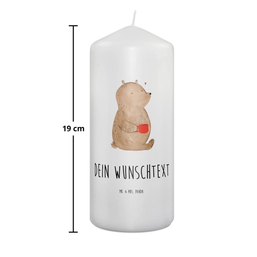 Personalisierte Kerze Bär Morgenkaffee Stumpenkerze Mit Namensgravur, Laternenkerze Mit Namensdruck, Kerze Mit Prägung Und Wunschname, Kerzen-Set Mit Namensgravur, Kerze Für Geburtstag Mit Wunschname, Kerze Für Hochzeit Mit Namensgravur, Duftkerze Mit Namen, Teelicht Mit Namensdruck, Personalisierte Kerze, Grabkerze Mit Namensgravur, Fair-Trade-Kerze Mit Namensgravur, Metall-Kerze Mit Namensgravur, Votivkerze Mit Wunschname, Streukerze Mit Namensdruck, Kerze Mit Namen, Andachtskerze Mit Namensgravur, Kommunionkerze Mit Namen, Osterkerze Mit Namen, Firmungskerze Mit Wunschname, Schwimmkerze Mit Namen, Stearinkerze Mit Gravur, Bienenwachskerze Mit Wunschname, Bio-Kerze Mit Wunschname, Adventskerze Mit Wunschname, LED-Kerze Mit Wunschname, Trauerkerze Mit Namen, Kerze Mit Spruch Und Namen, Gedenkkerze Mit Namen, Stabkerze Mit Gravur, Holz-Kerze Mit Namen, Handgemachte Kerze Mit Wunschname, Weihnachtskerze Mit Namensgravur, Gartenkerze Mit Namen, Glas-Kerze Mit Wunschname, Sojawachskerze Mit Namensdruck, Tafelkerze Mit Wunschname, Gastgeschenk Kerze Mit Namen, Tischkerze Mit Namensdruck, Taufekerze Mit Namensgravur, Handgegossene Kerze Mit Namen, Blockkerze Mit Namensdruck, Outdoor-Kerze Mit Namensgravur, Liebe, Partner, Freund, Freundin, Ehemann, Ehefrau, Heiraten, Verlobung, Heiratsantrag, Liebesgeschenk, Jahrestag, Hocheitstag, Valentinstag, Geschenk für Partner, Mitbringsel, für Ehemann, für Männer, Geschenk für Frauen, Liebesbeweis, Geschenk für Freundin, Hochzeitstag